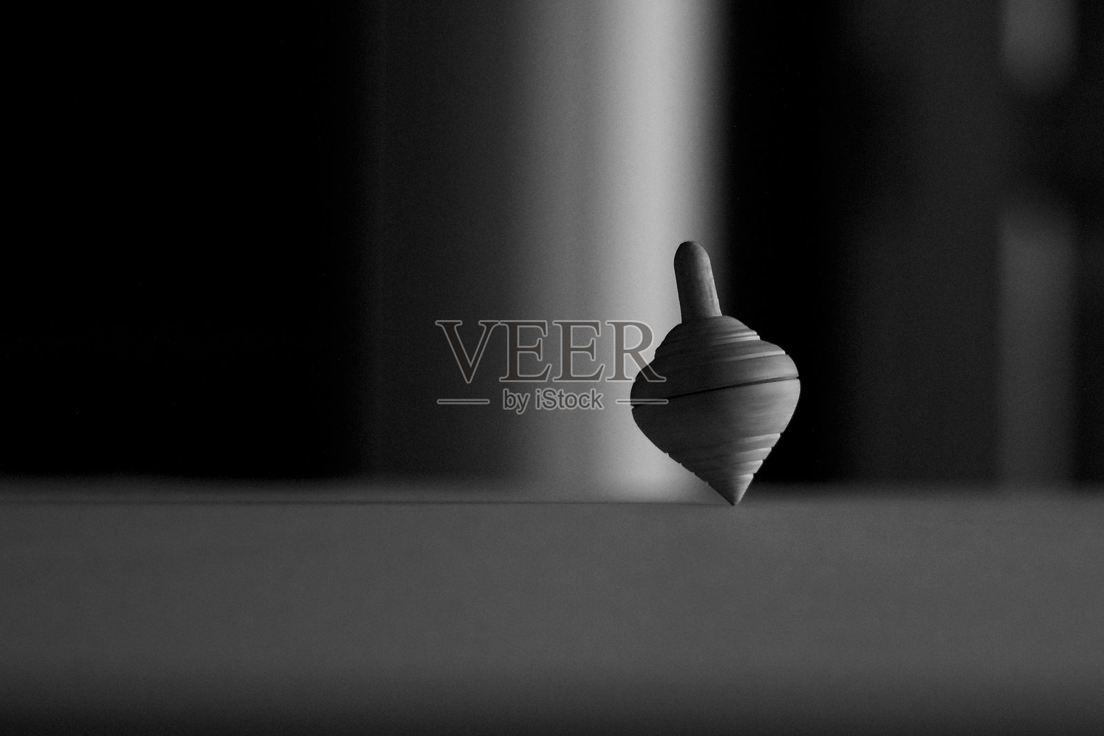 地板上旋转陀螺的特写照片摄影图片