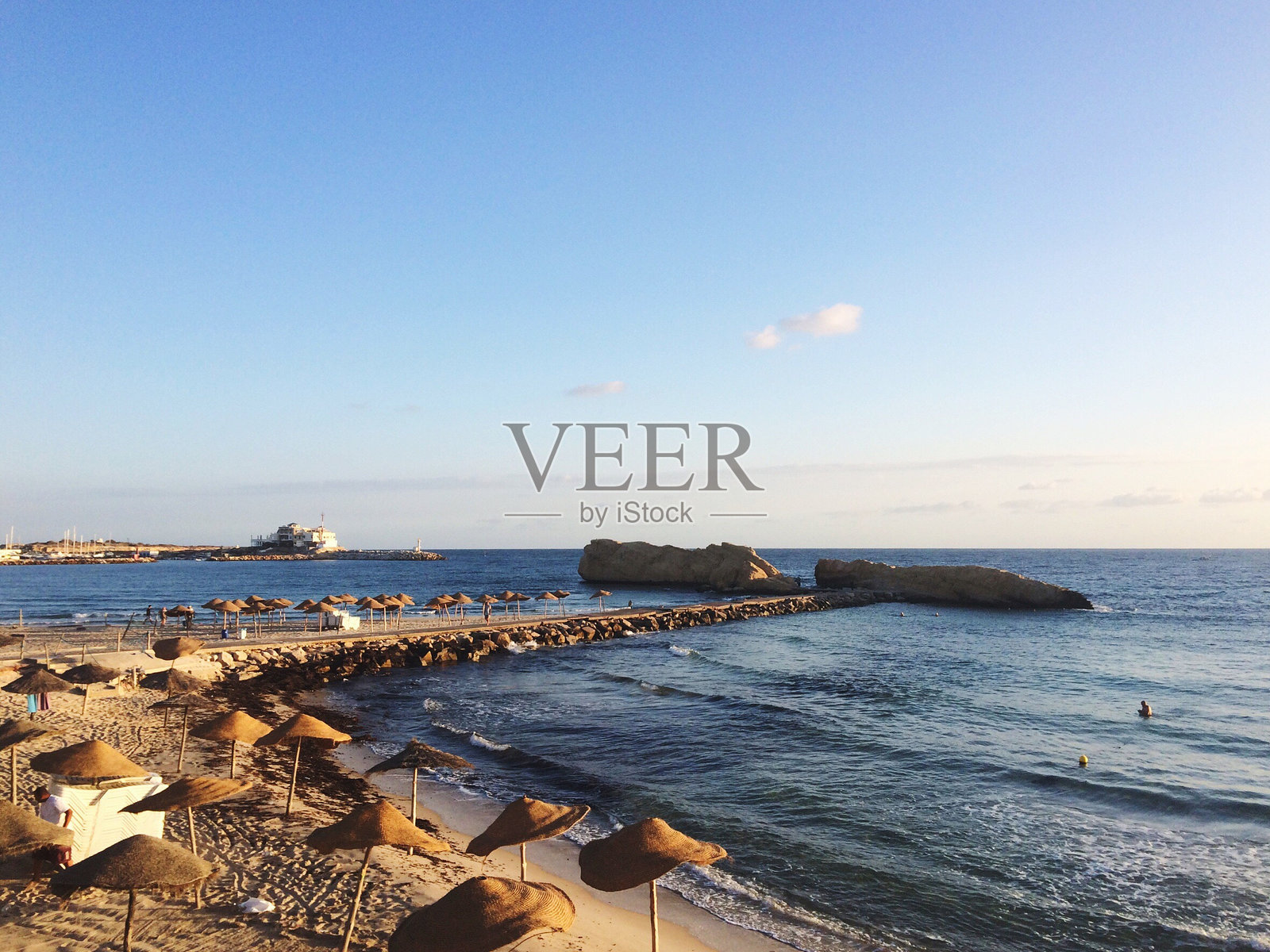 湛蓝天空下的海景照片摄影图片