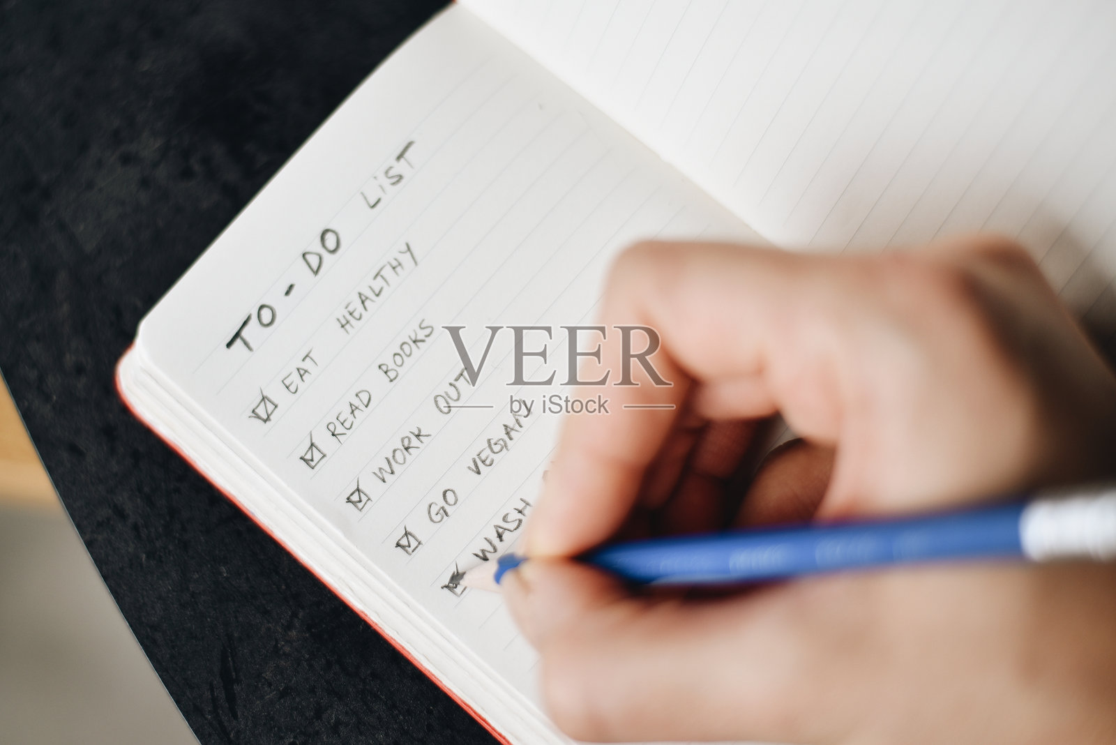 手持纸与文字的特写照片摄影图片