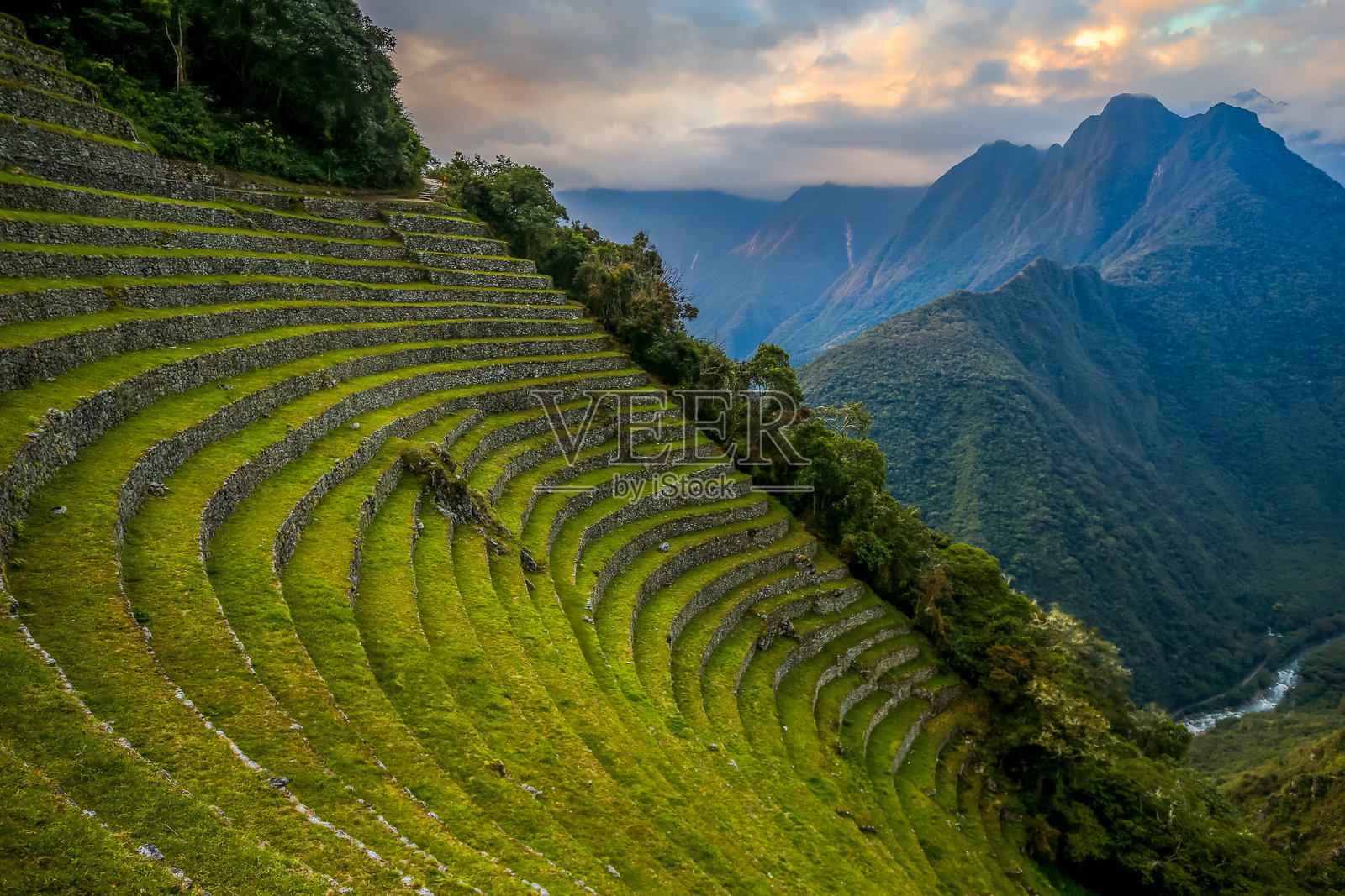 农场对着天空的风景照片摄影图片