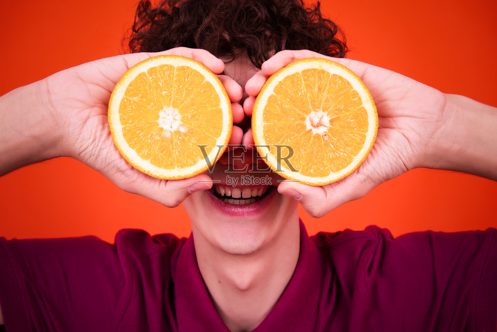 有魅力的男人和适当的营养。橙色背景。照片摄影图片