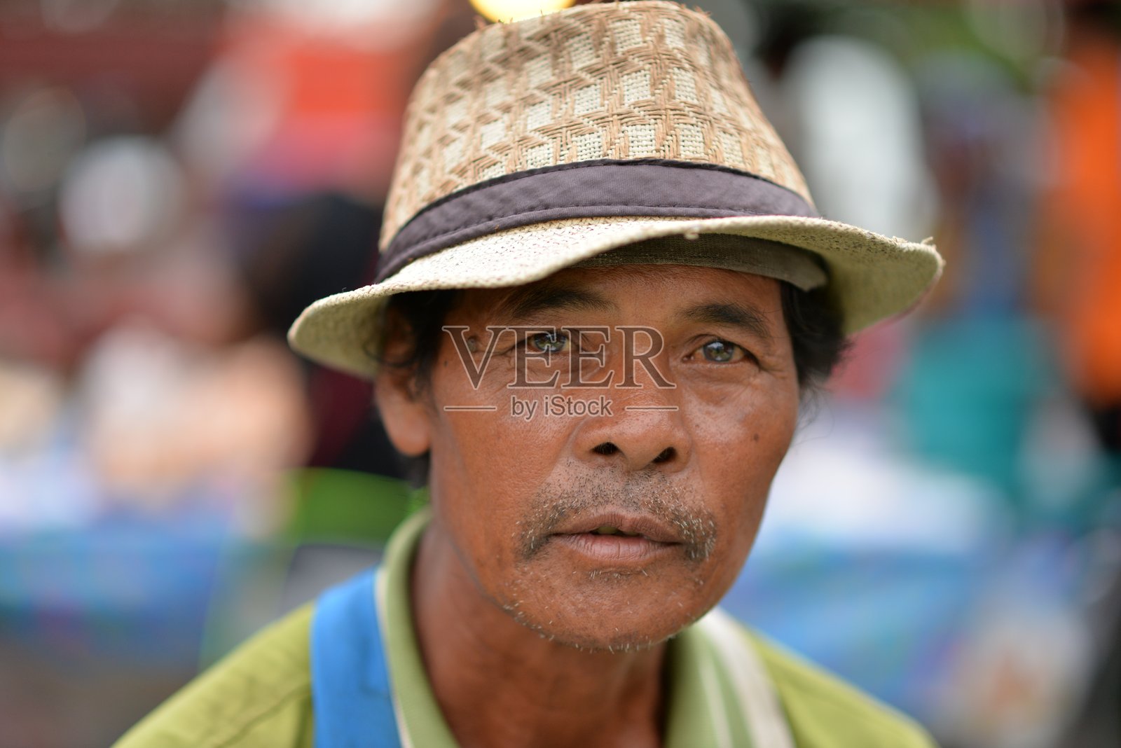 市场上戴太阳帽的人的特写肖像照片摄影图片