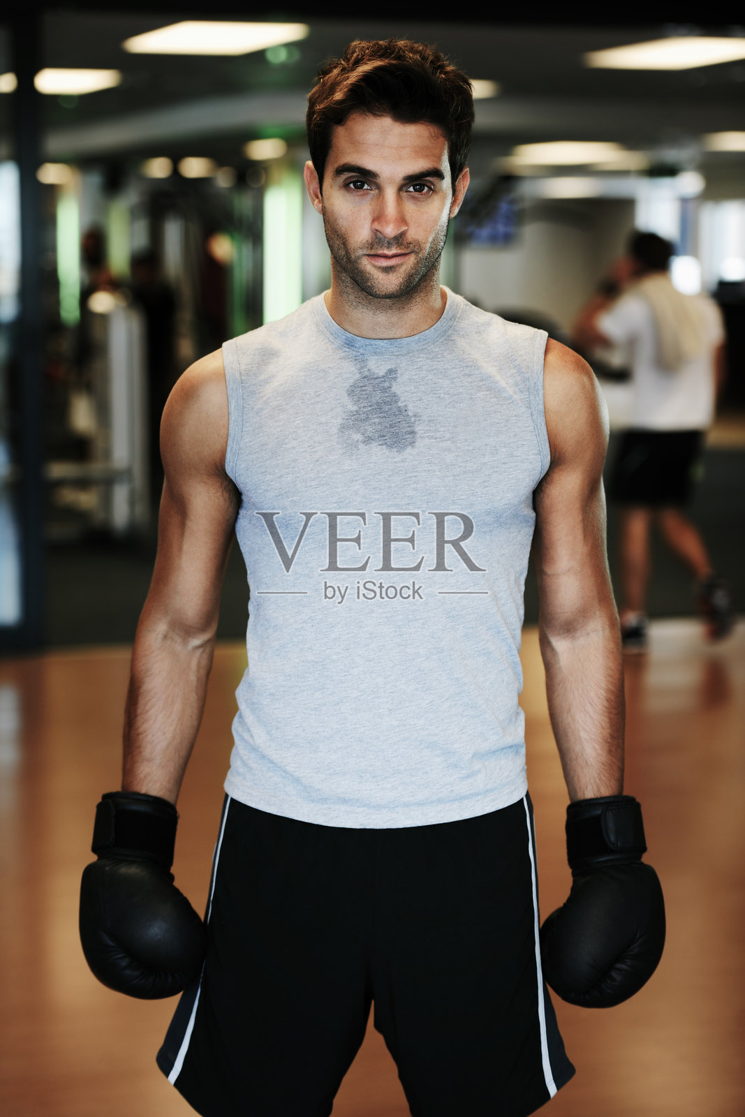 男子，拳击手套和健身与健身房肖像的健康，健康或训练的战斗，表演或运动。综合格斗，拳击手或强者为竞赛，竞技或锻炼为发展用汗水照片摄影图片