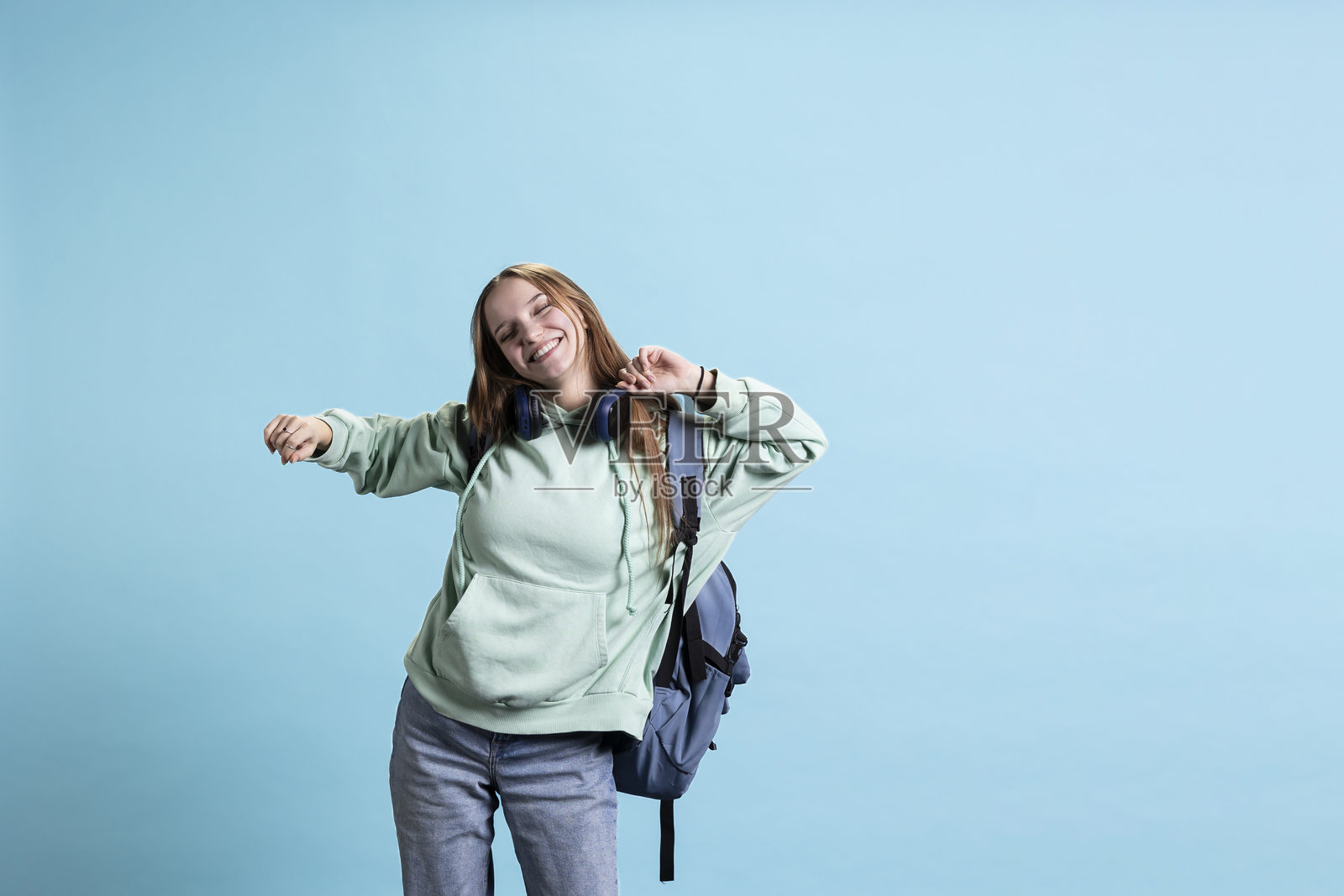 快乐女孩的肖像，有节奏地跳舞，享受闲暇时光照片摄影图片