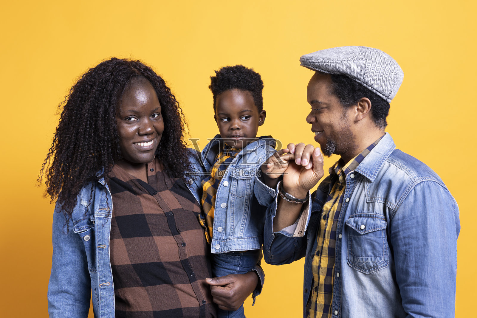 非裔美国人幸福的家庭在镜头前摆姿势照片摄影图片