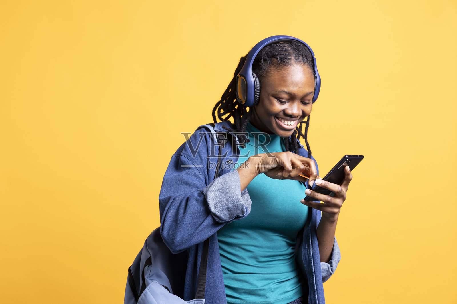 快乐的青少年在网上购物，在智能手机上输入信用卡信息照片摄影图片