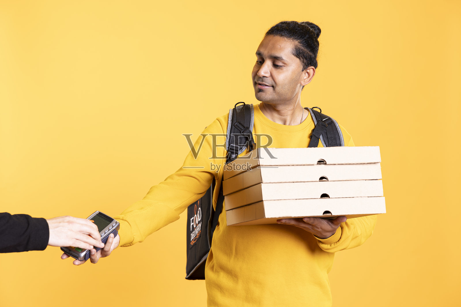 客户从快递员那里买餐，在POS设备上刷卡照片摄影图片