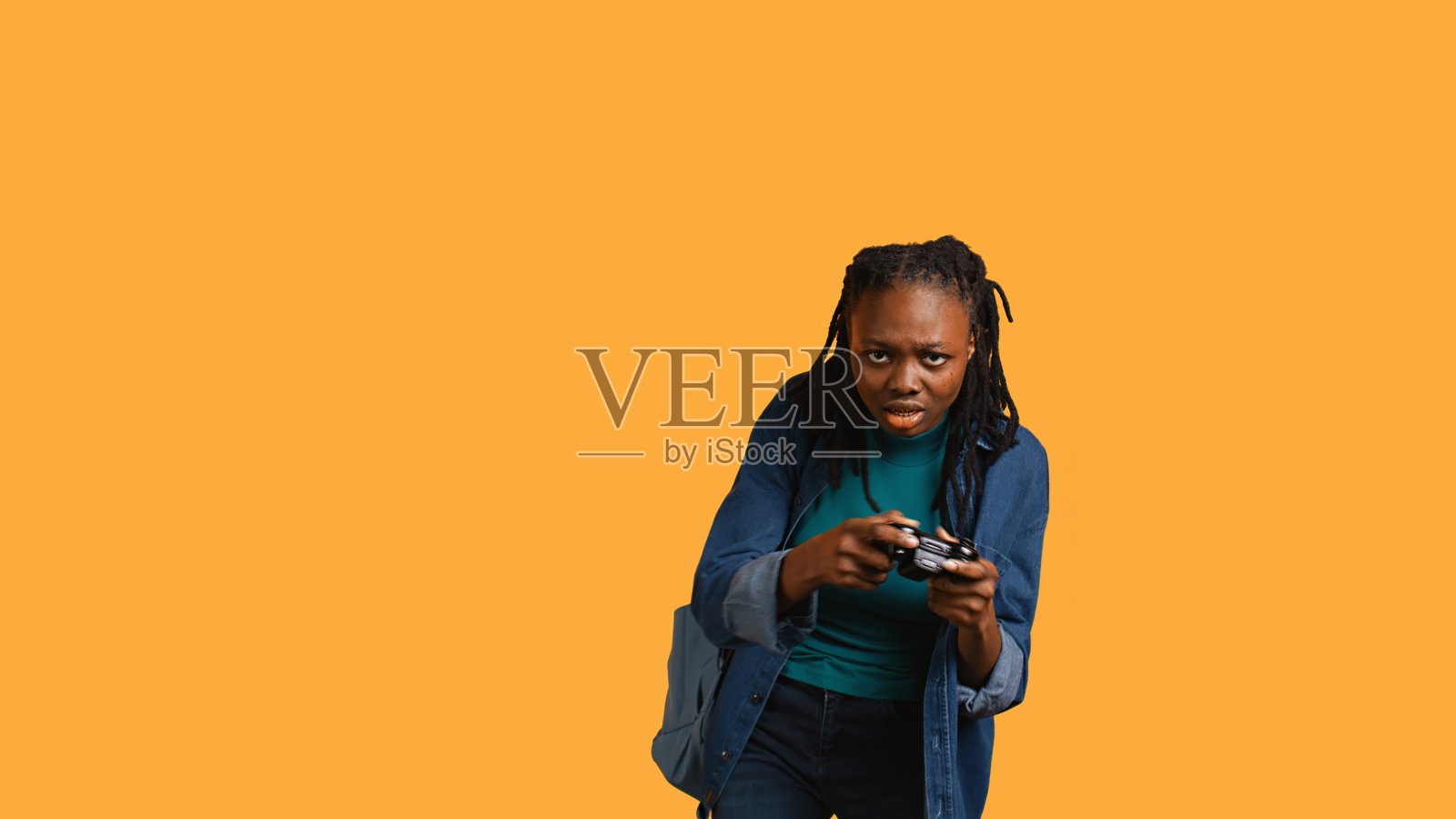 输掉游戏后失望表情的女孩，工作室背景照片摄影图片