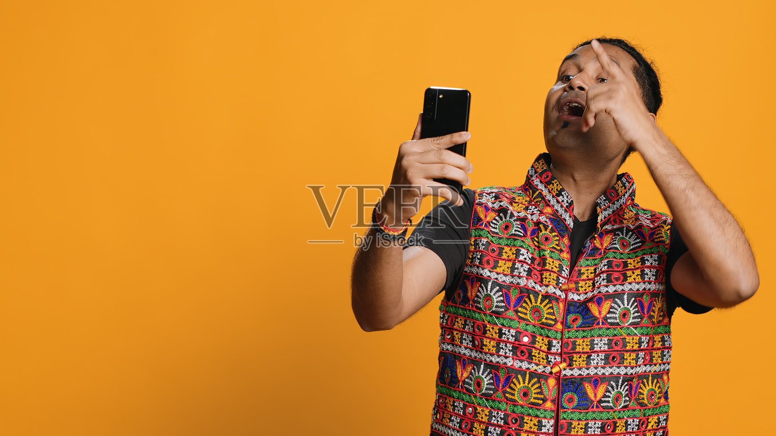 男子与朋友聊天在线视频电话上的电话，工作室背景照片摄影图片