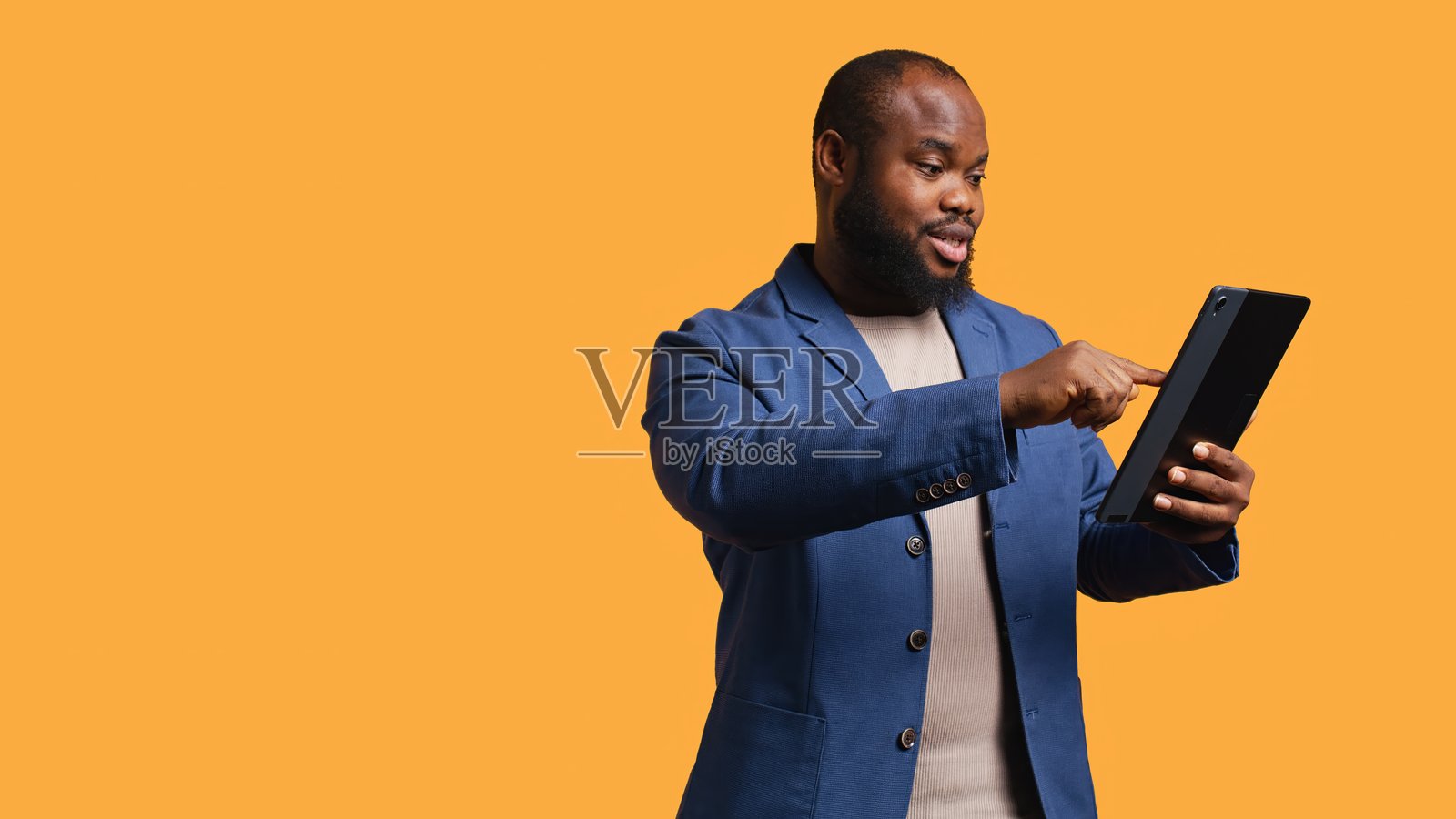 男子愉快地在平板电脑触摸屏上浏览社交媒体照片摄影图片