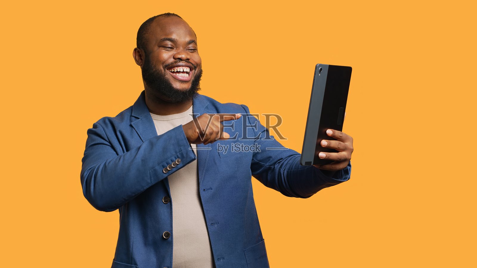 男子与朋友在网上视频通话，工作室背景有趣的谈话照片摄影图片