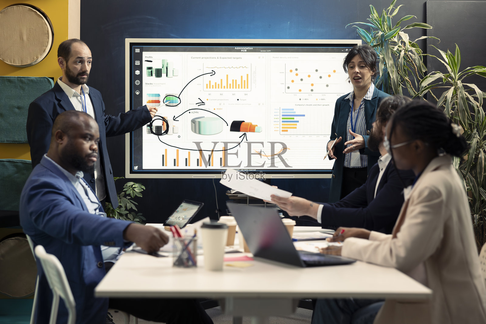 在会议期间负责资源分配计划的合作伙伴团队照片摄影图片