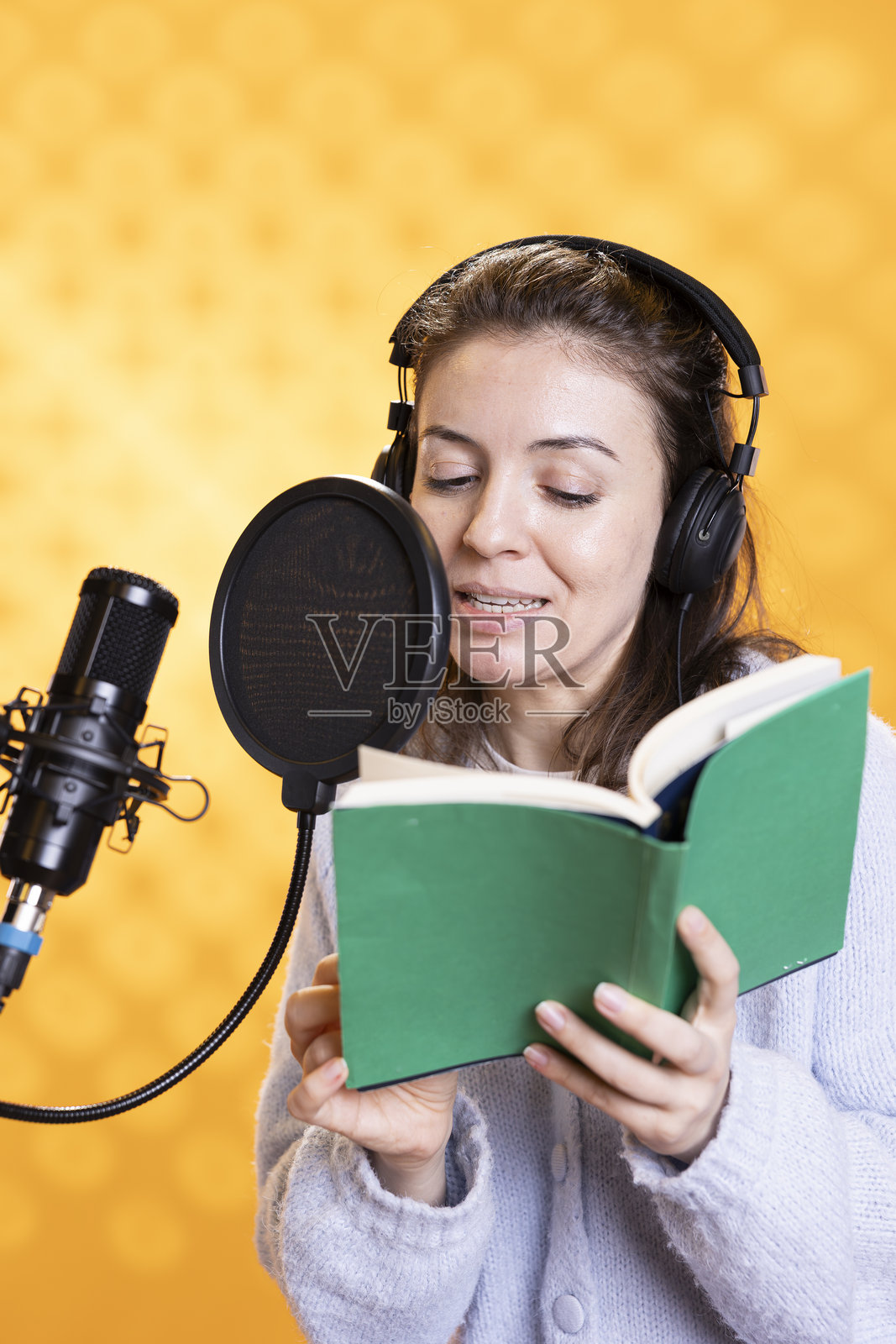 欢快的人录制有声读物，孤立在录音室的背景下照片摄影图片