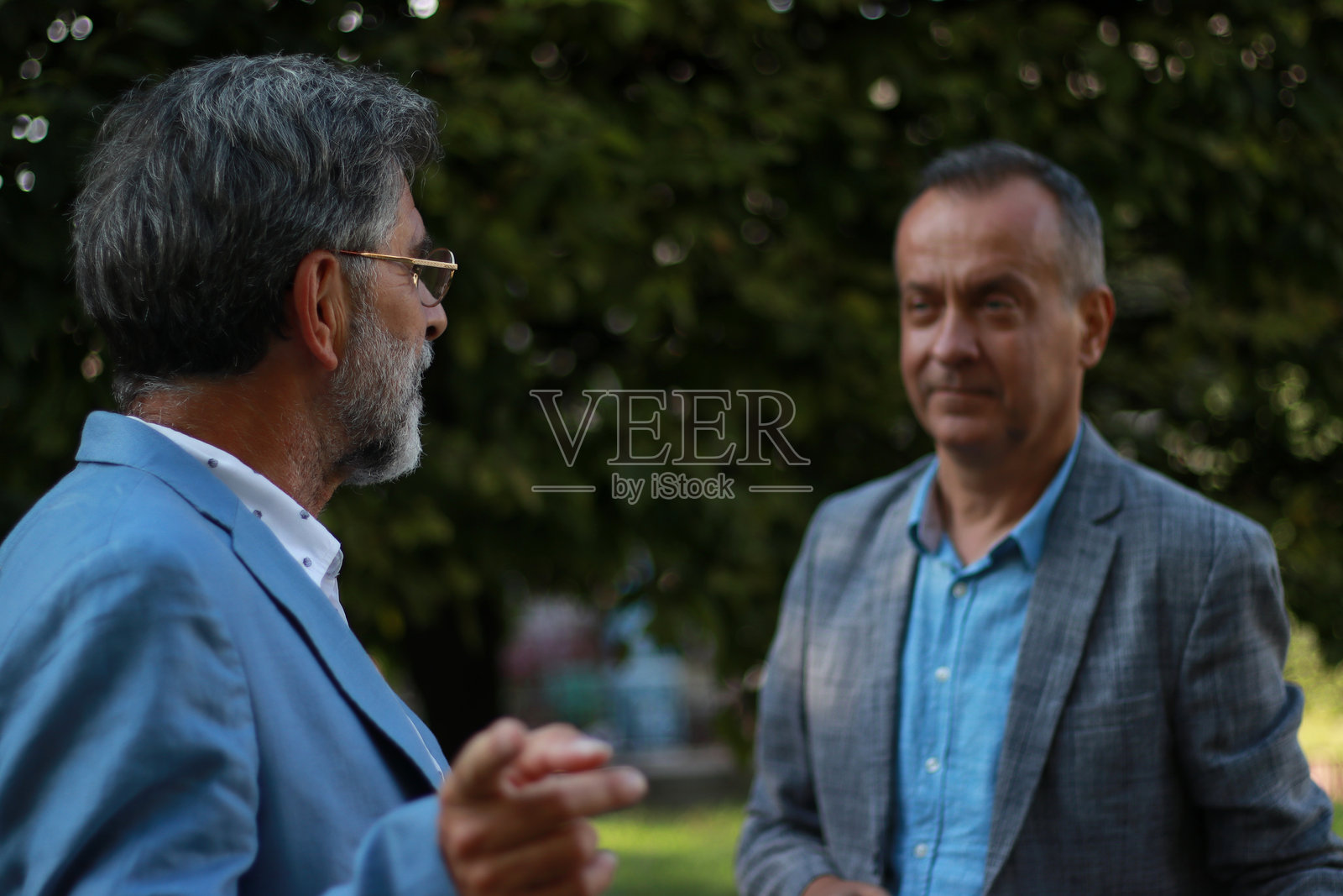 街上有几个资深商人照片摄影图片