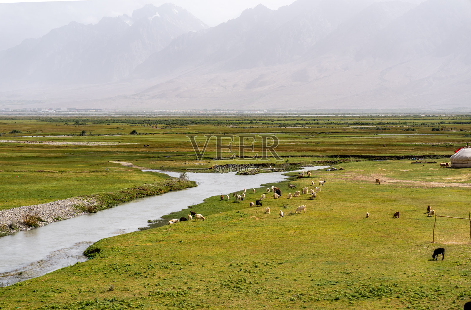 帕米尔高原上的山谷照片摄影图片