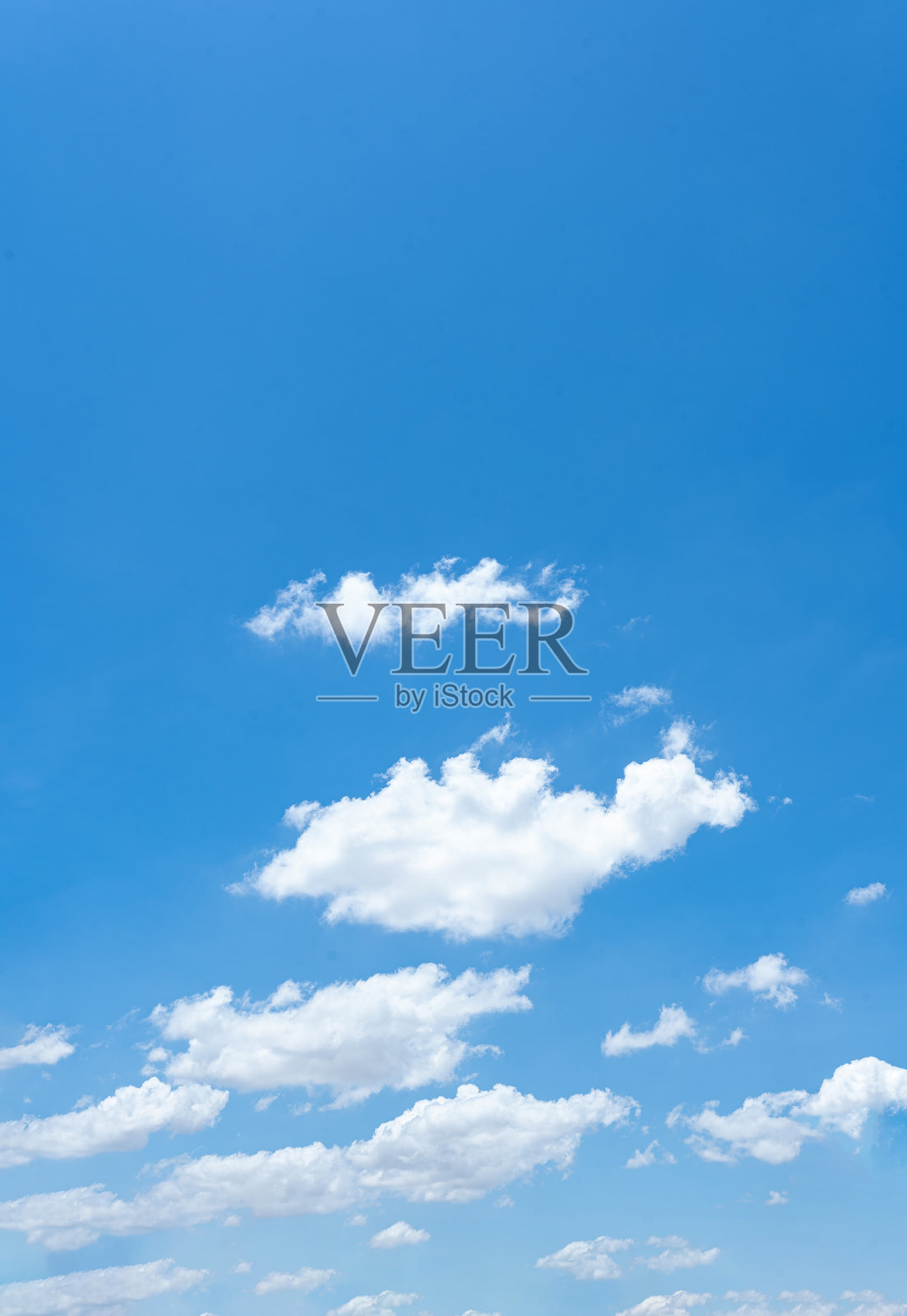 晴朗的日子里，明亮的蓝天和蓬松的白云照片摄影图片