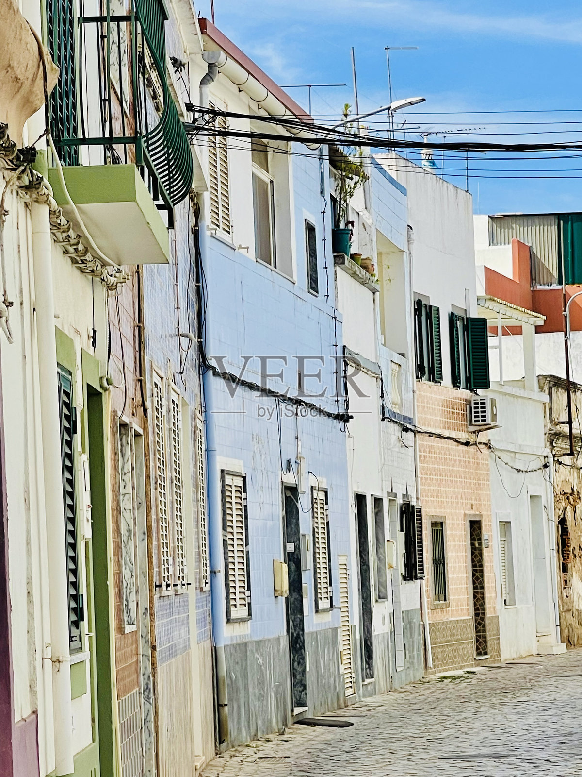 奥尔豪，葡萄牙:2023年8月18日:奥尔豪的一条典型街道，奥尔豪是葡萄牙南部阿尔加维地区的一个城市。五彩缤纷的街道。假期的概念。照片摄影图片