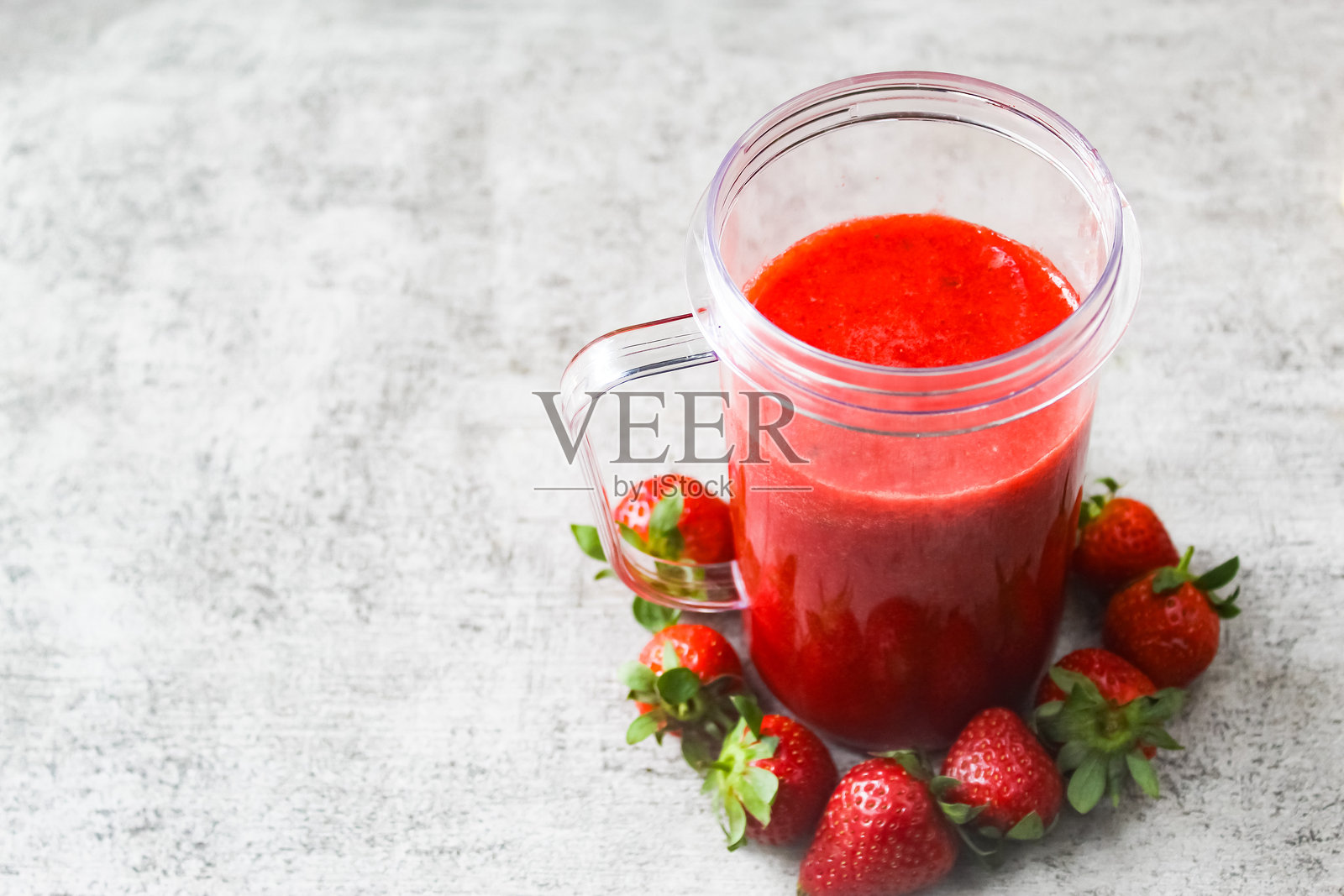 一杯草莓汁照片摄影图片