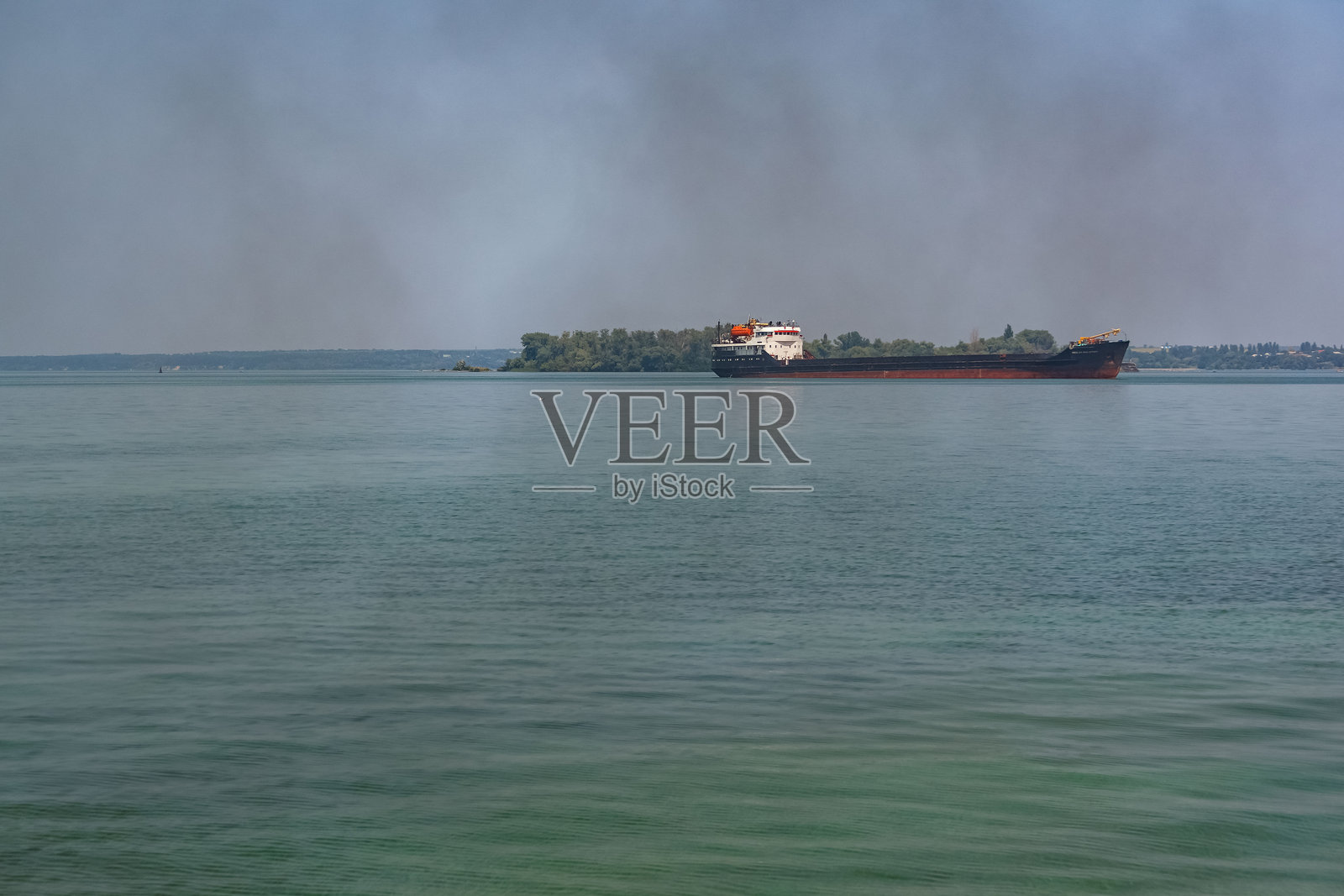 货船驶入内河港口。Dnipro照片摄影图片