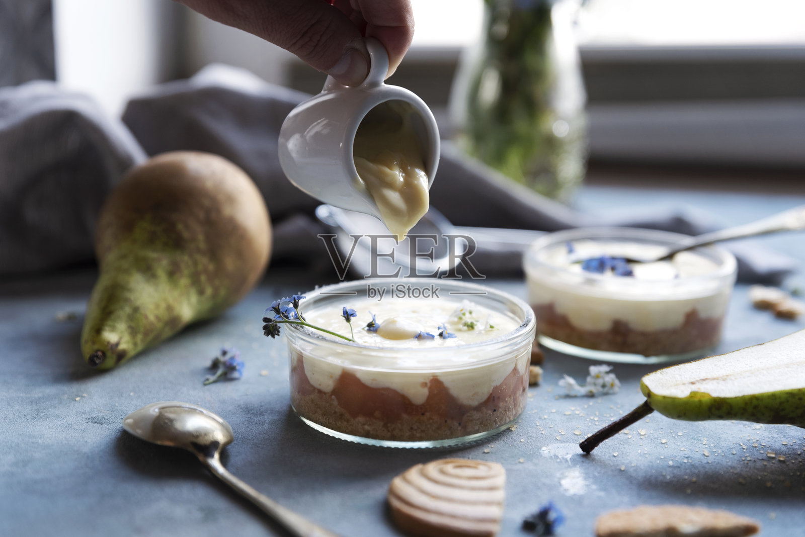 食物和饮料。用饼干和水果为健康早餐准备甜点。特写镜头照片摄影图片