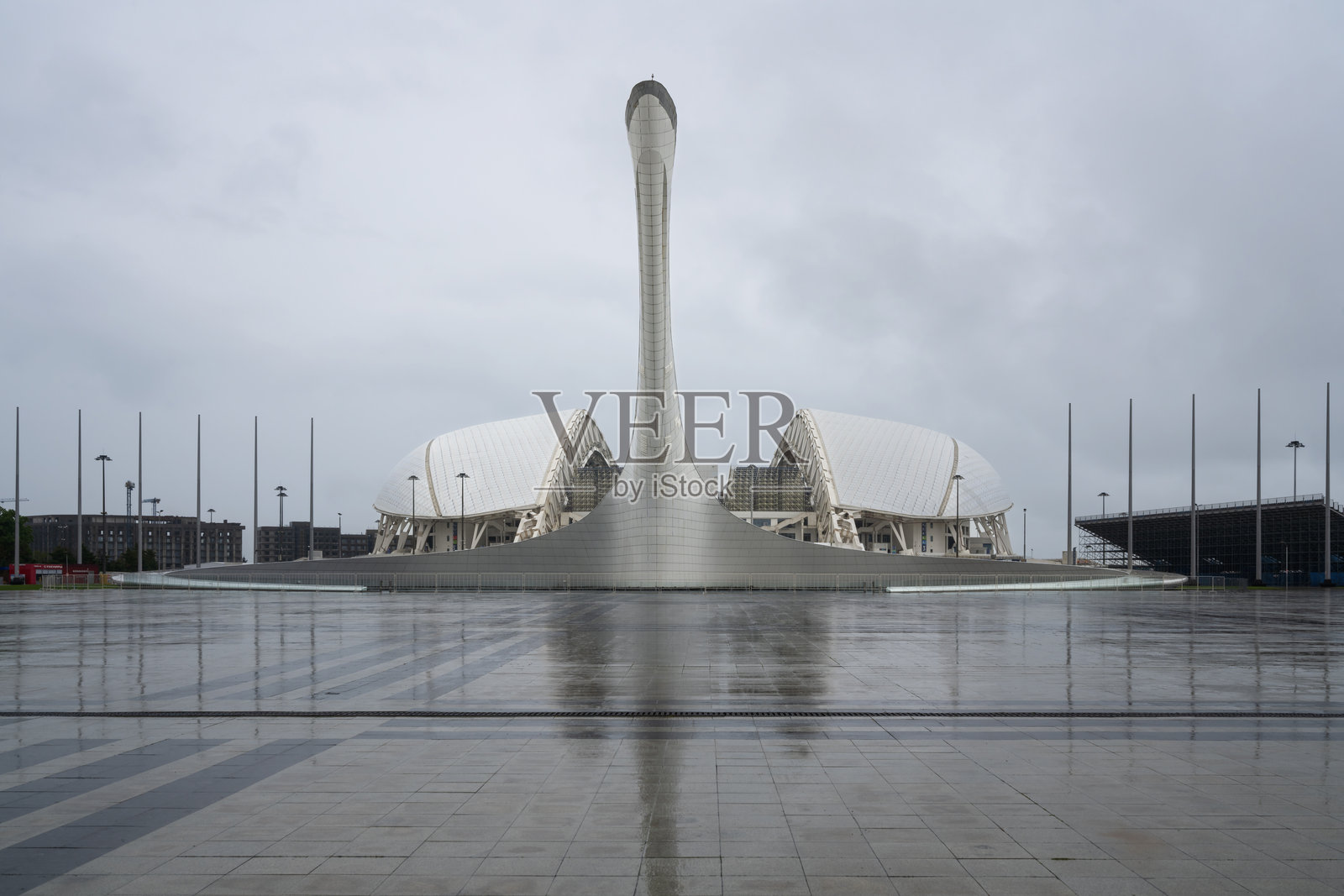 在多云的夏日，俄罗斯索契，克拉斯诺达尔地区，阿德勒，奥林匹克公园中心广场上的菲什特体育场照片摄影图片