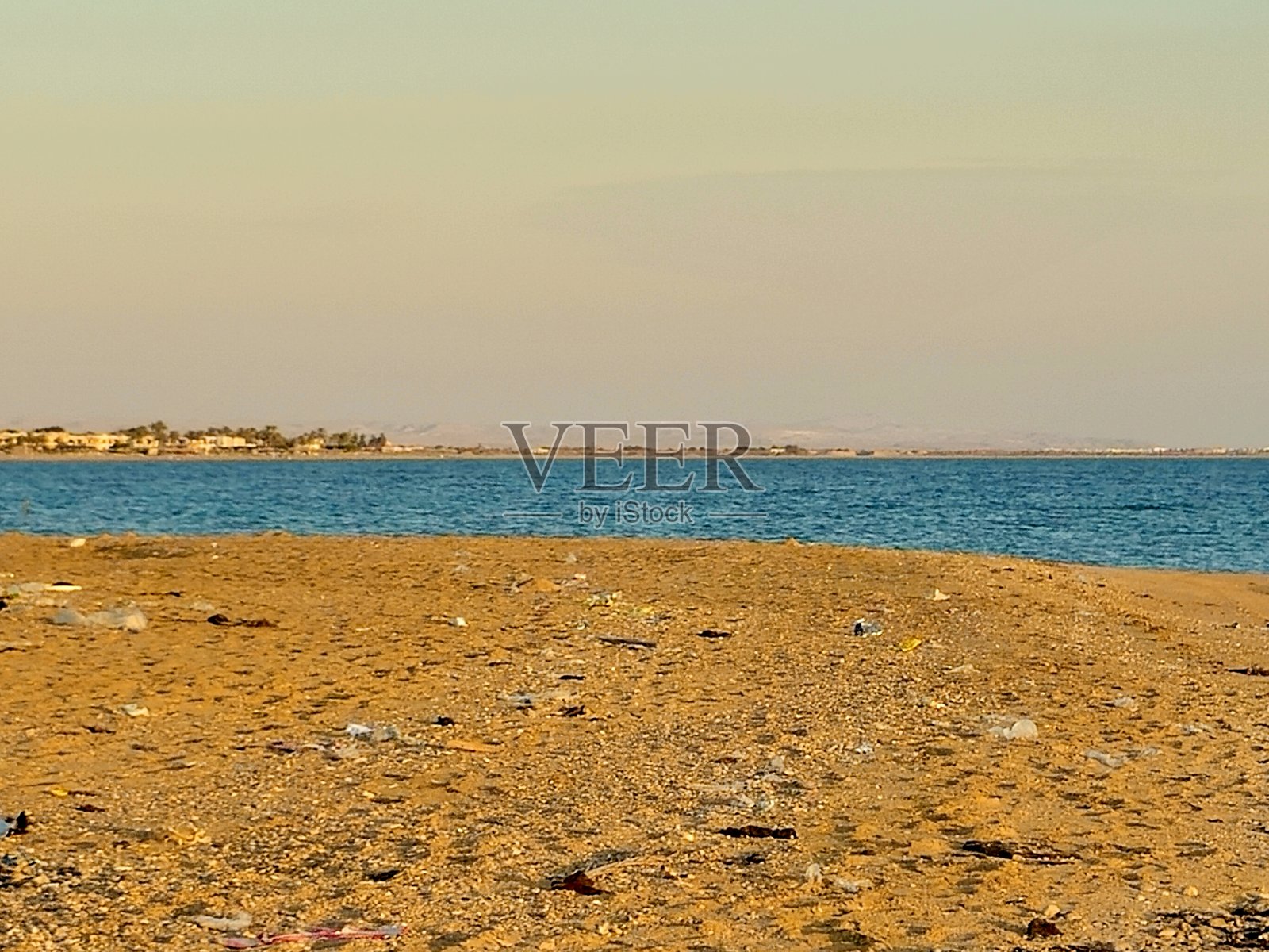 埃及南西奈的红海在夏天的日光下，自然全景空旷的海岸没有人与海浪照片摄影图片