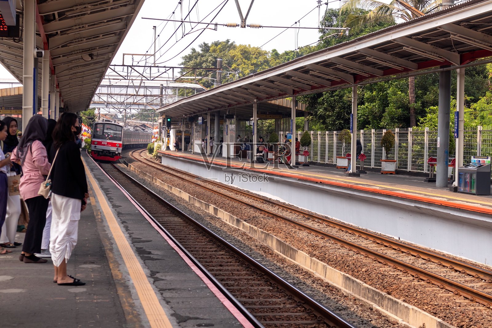 等火车到站的乘客。雅加达的公共交通。照片摄影图片