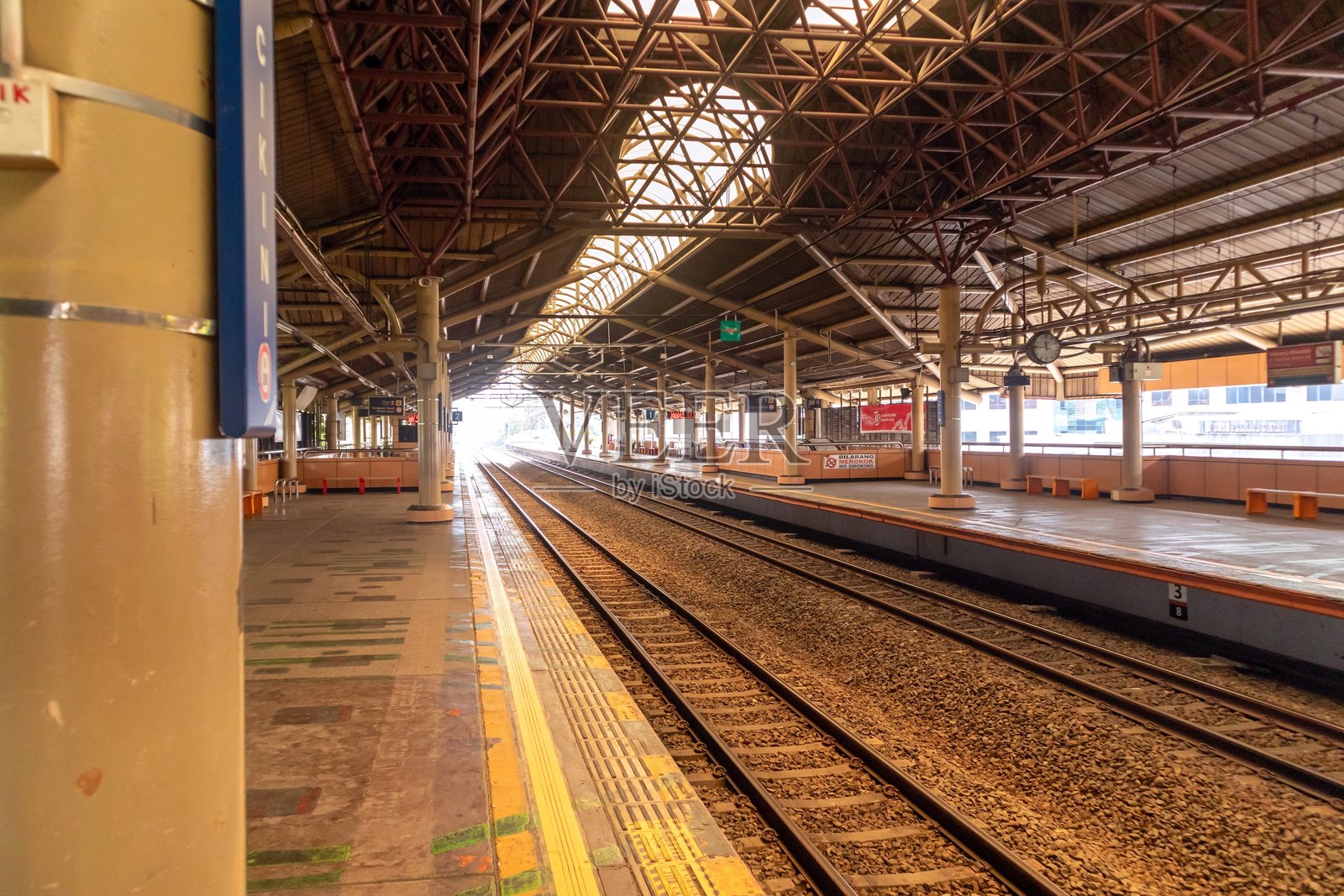 雅加达的通勤列车站台。慈济尼火车站。照片摄影图片