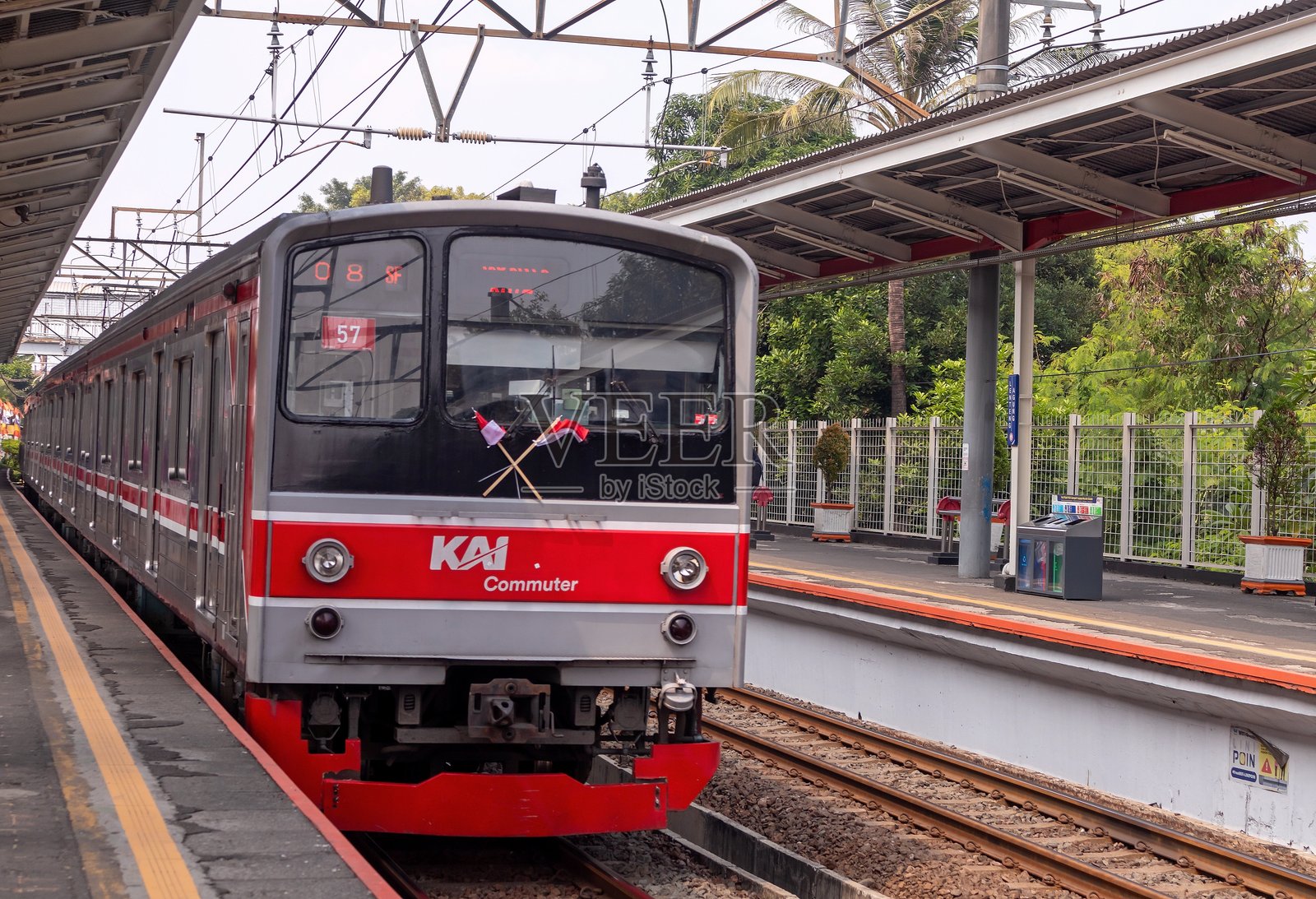 通勤线的火车在车站停。雅加达的公共交通。照片摄影图片
