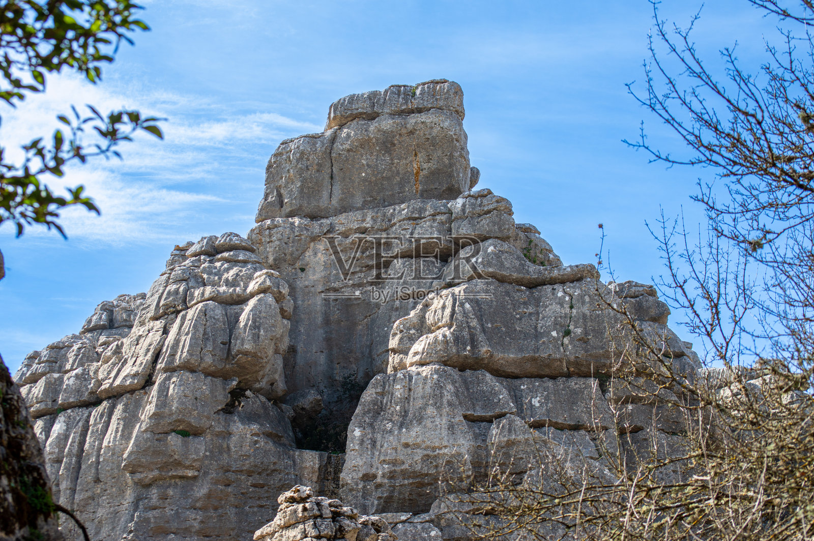 西班牙马拉加安达卢西亚的石灰岩岩层以不同寻常的喀斯特地貌而闻名。照片摄影图片
