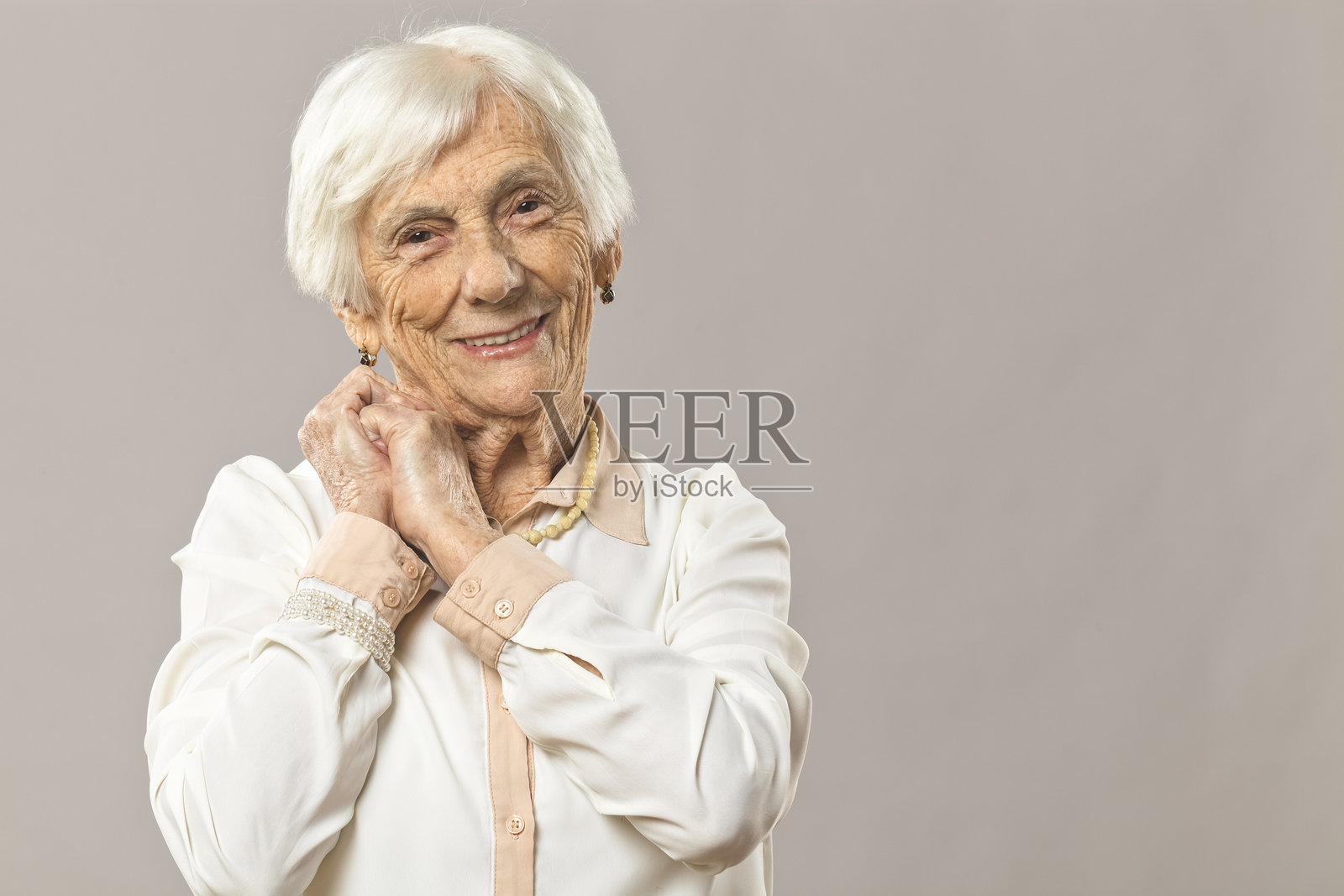 一位可爱的资深女性的肖像照片摄影图片