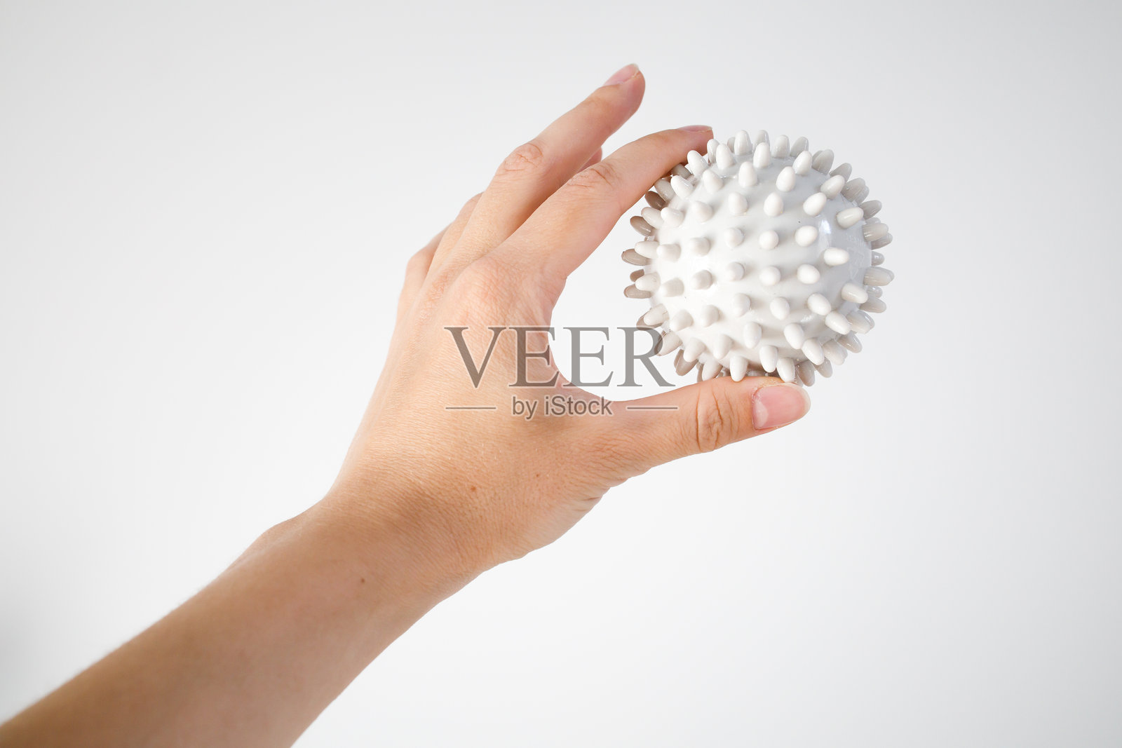 淋巴引流按摩刺球在手照片摄影图片