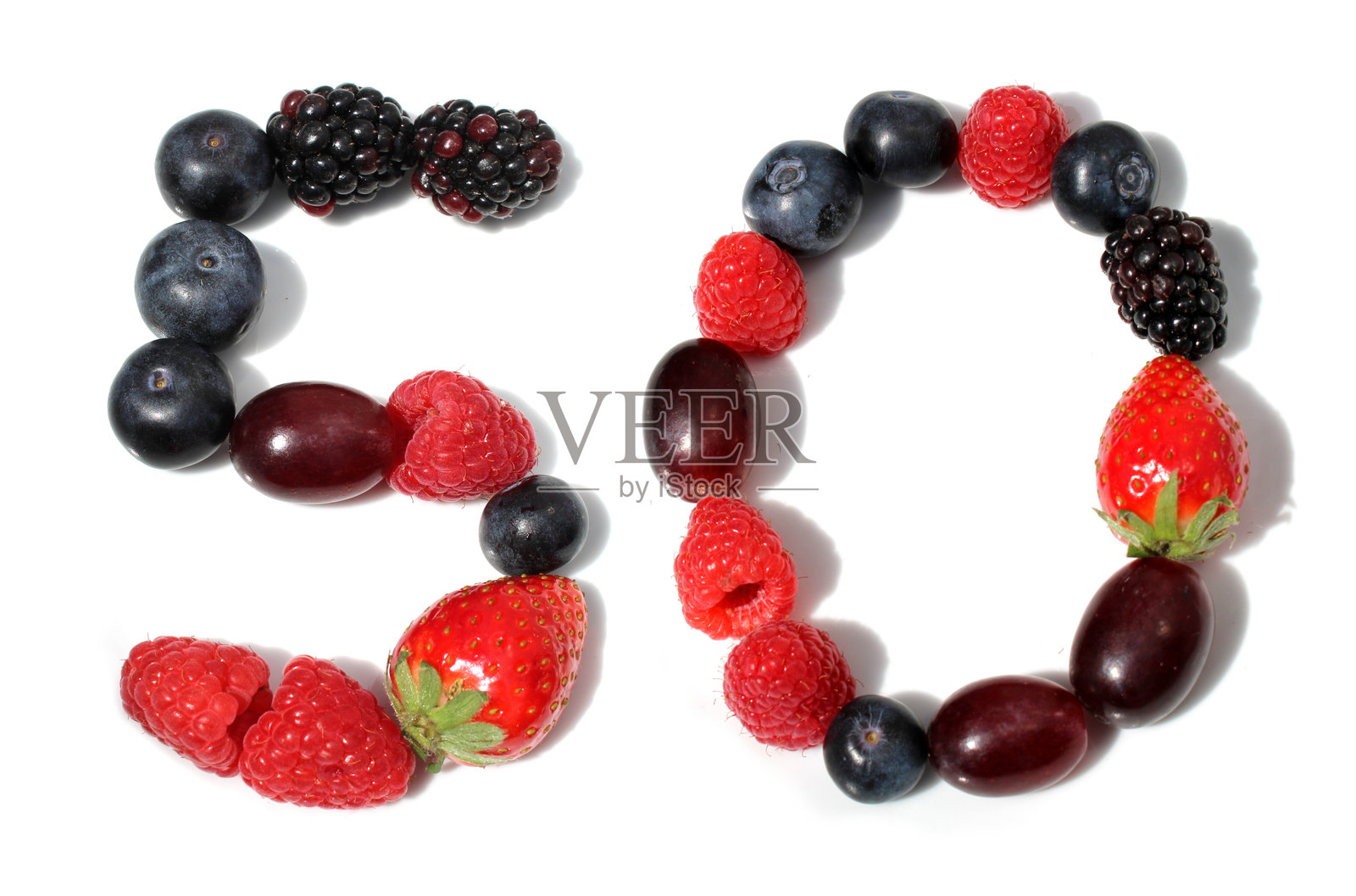 浆果50周年纪念，50来自浆果:覆盆子、黑莓、绿叶草莓、蓝莓、葡萄照片摄影图片