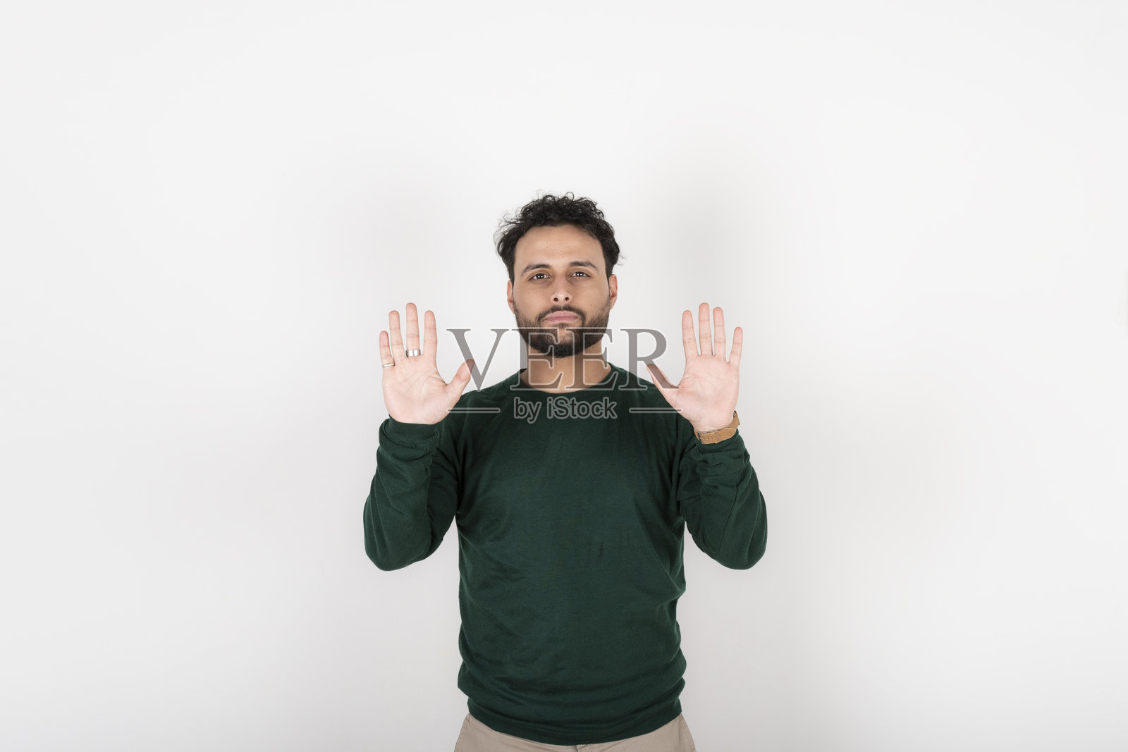 男子伸出手掌。白色背景照片摄影图片