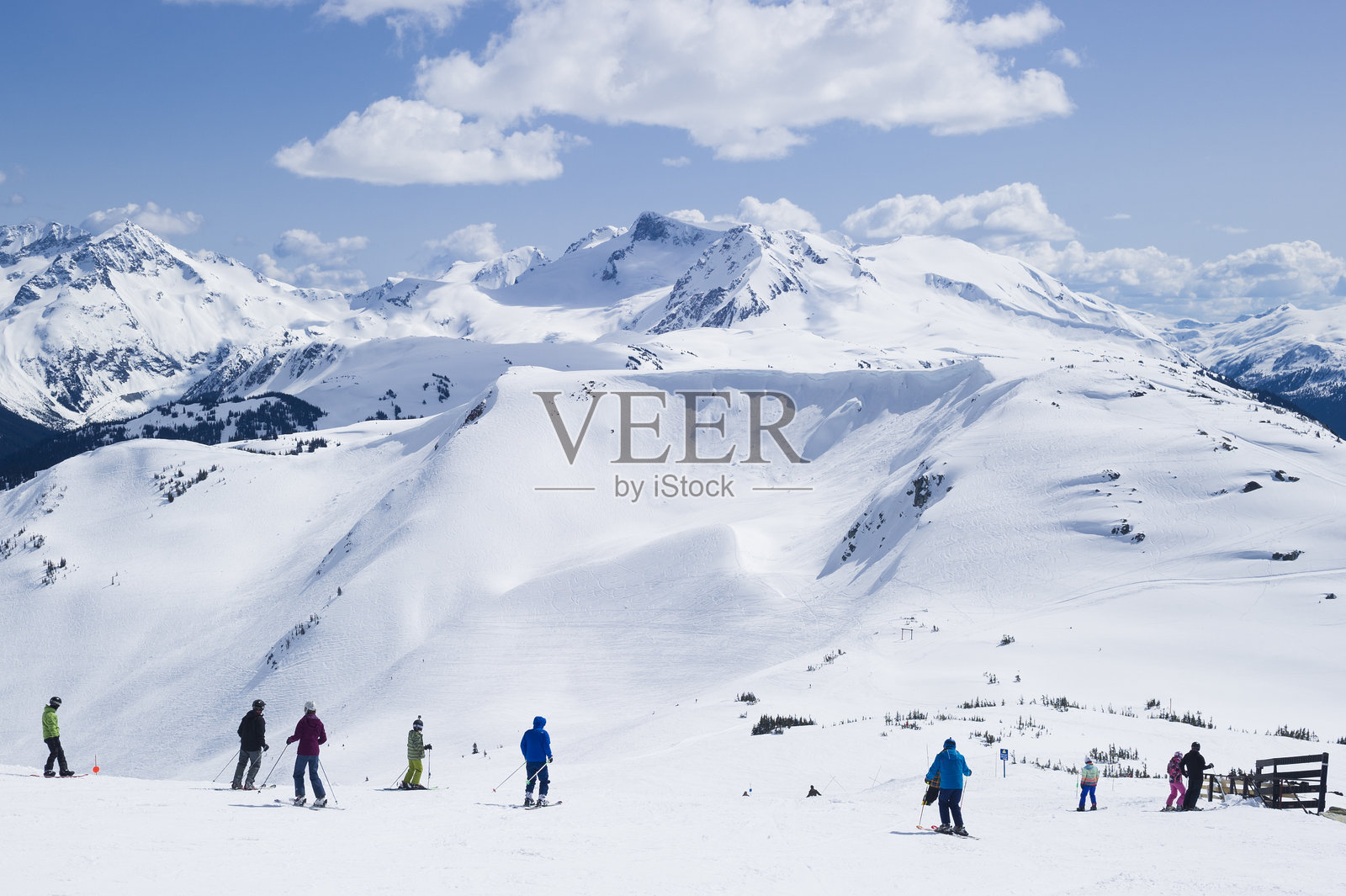 在滑雪场滑雪和单板滑雪照片摄影图片