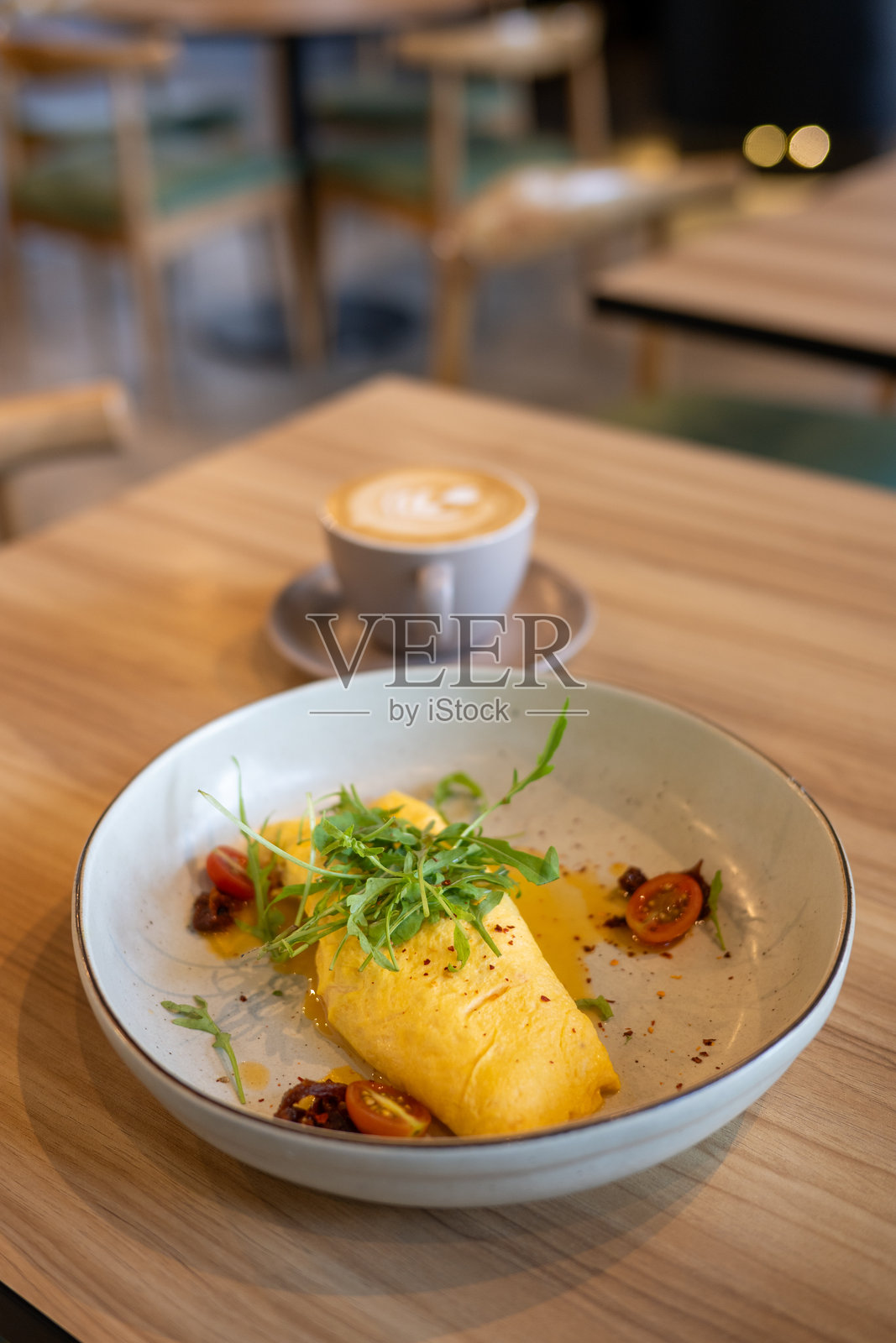 欧芹，圣女果煎蛋卷照片摄影图片