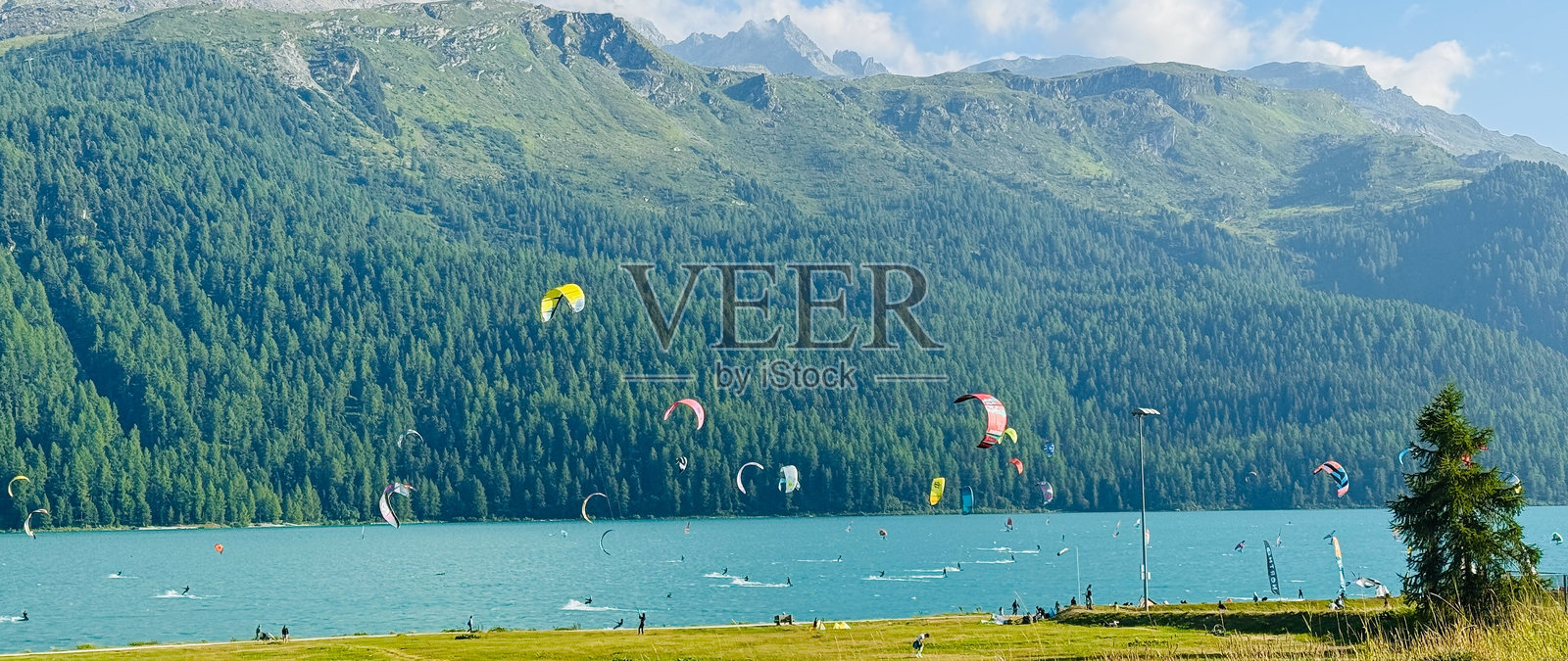 在瑞士上恩加丁的西尔瓦普拉纳湖放风筝照片摄影图片