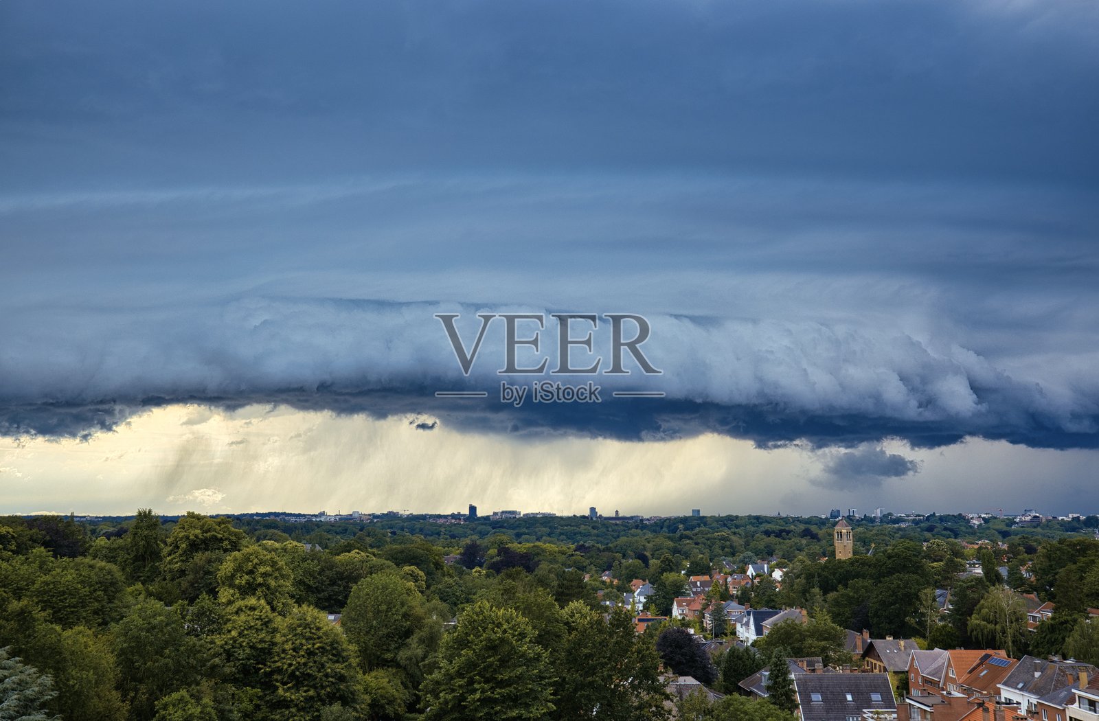 郊区上空乌云密布，雷雨交加照片摄影图片