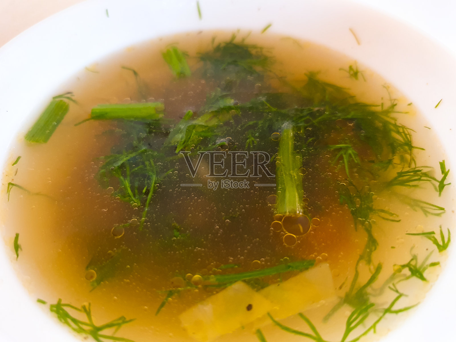 汤,汤。有欧芹，莳萝，香草，蔬菜的营养汤。碗里的新鲜肉汤。照片摄影图片