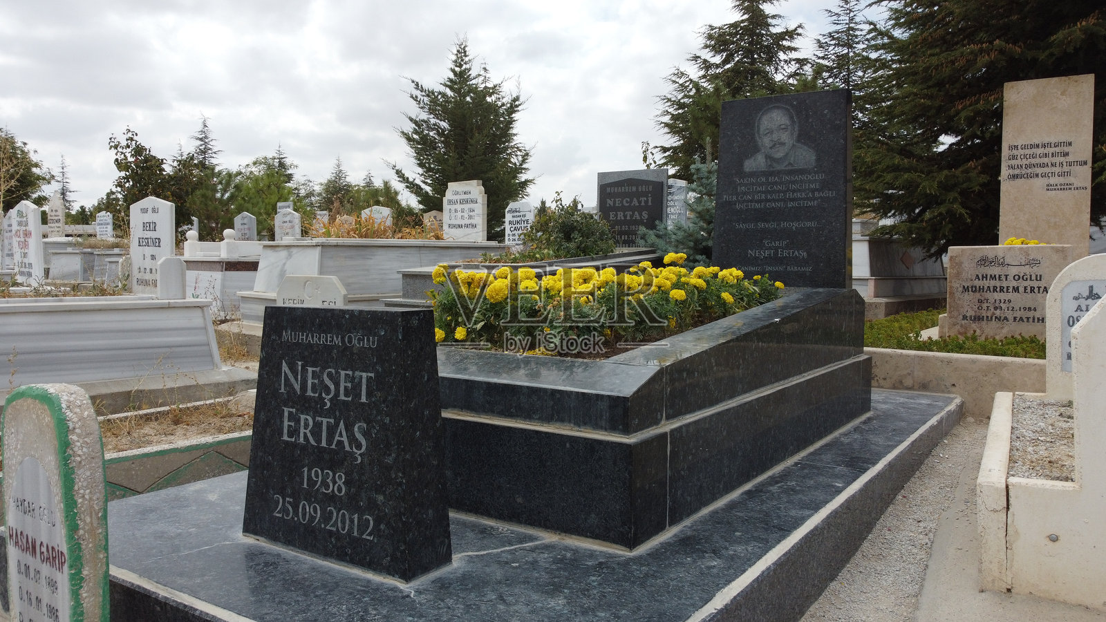 民间诗人ne<e:1>·埃尔塔伊和他的父亲穆哈莱姆·埃尔塔伊的坟墓，他们的坟墓位于土耳其Kırşehir省照片摄影图片