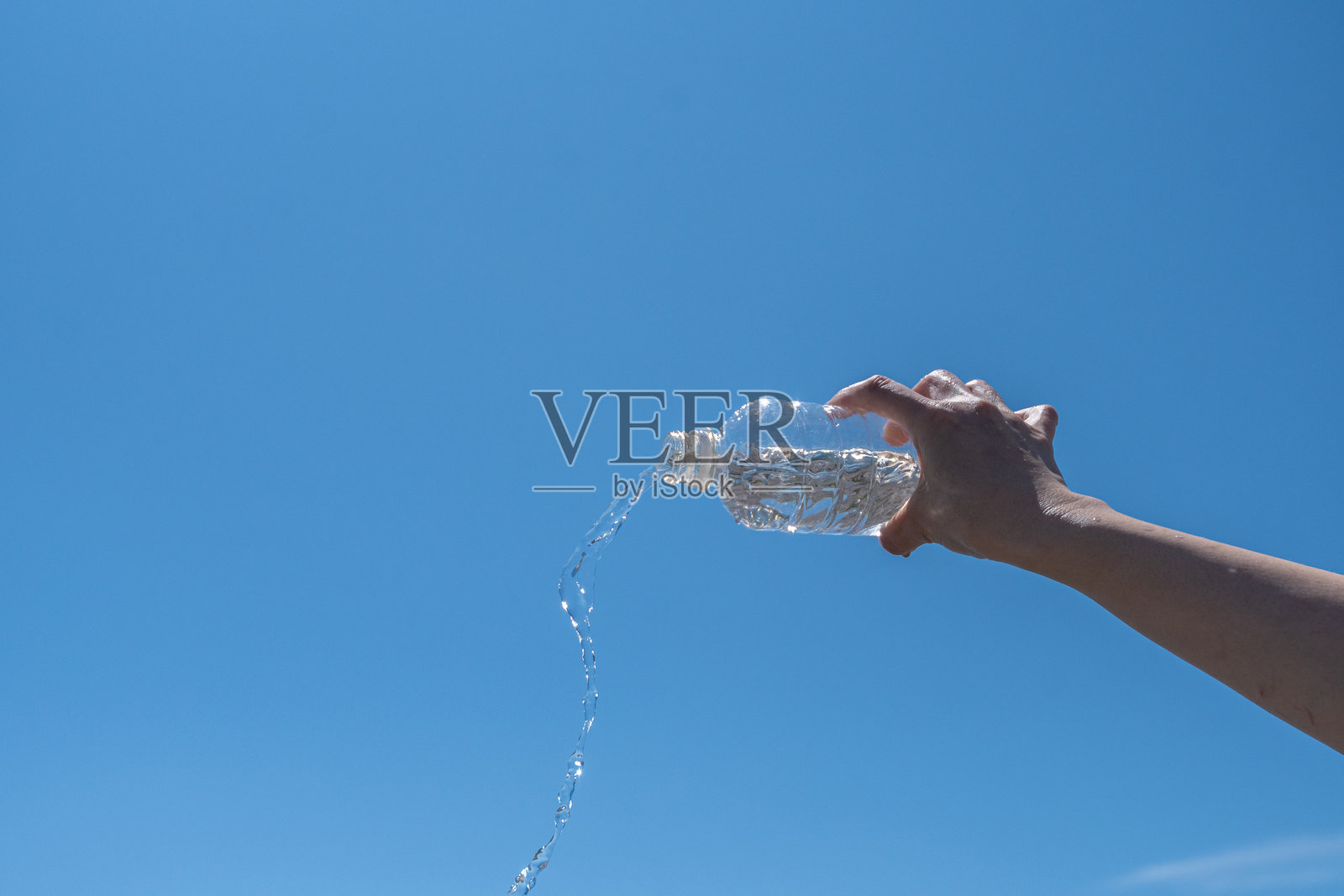 水从塑料瓶里溢出来照片摄影图片