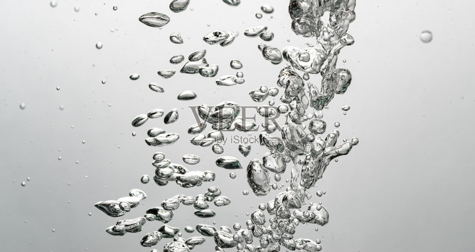 倒水时产生的气泡照片摄影图片