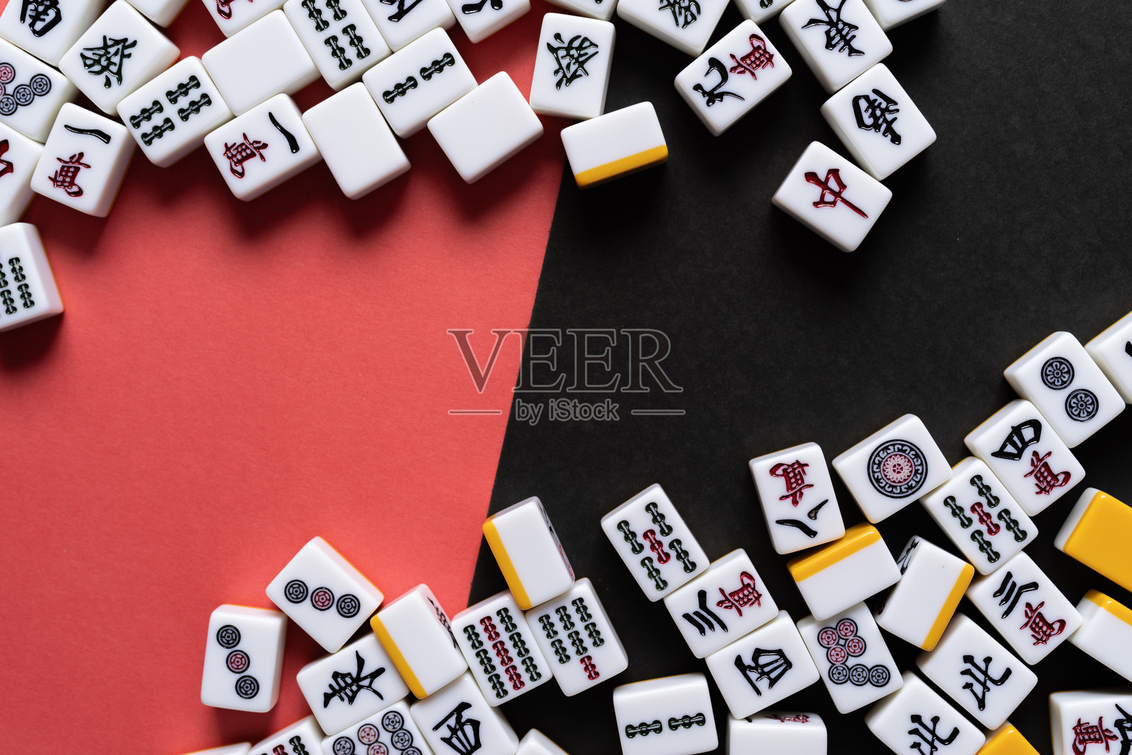 麻将牌排成一行照片摄影图片