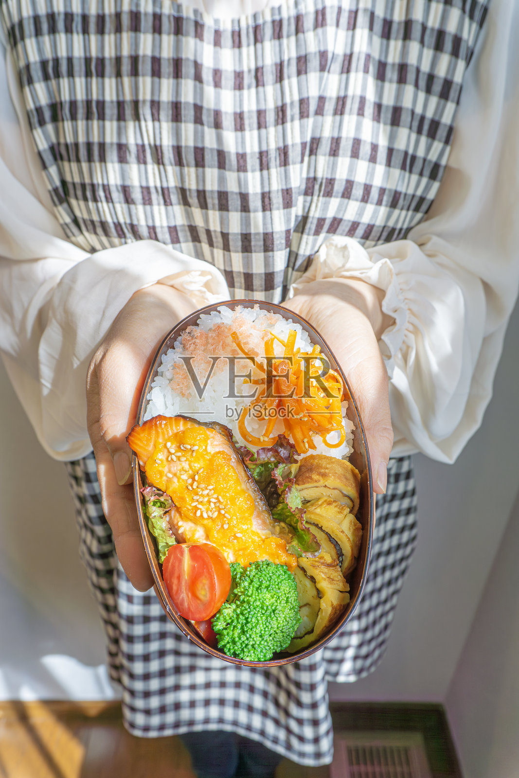 自制午餐的女人照片摄影图片