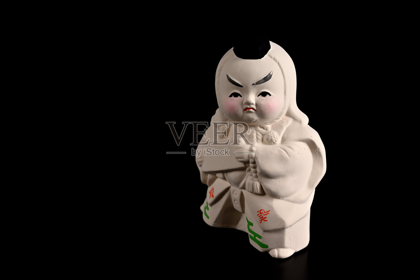 玩具歌舞伎娃娃，黑色背景照片摄影图片