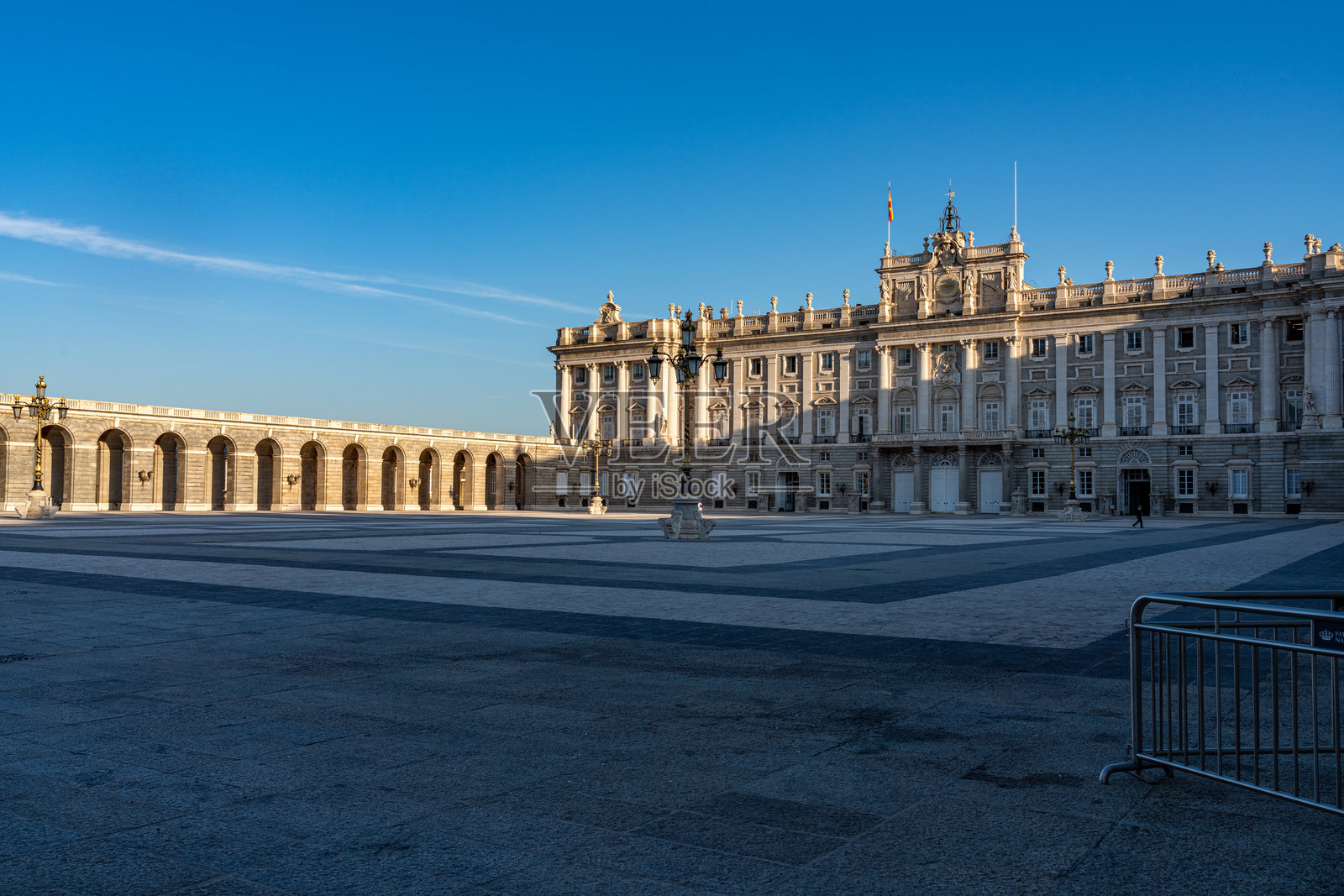 西班牙马德里，黎明时分的马德里皇宫照片摄影图片