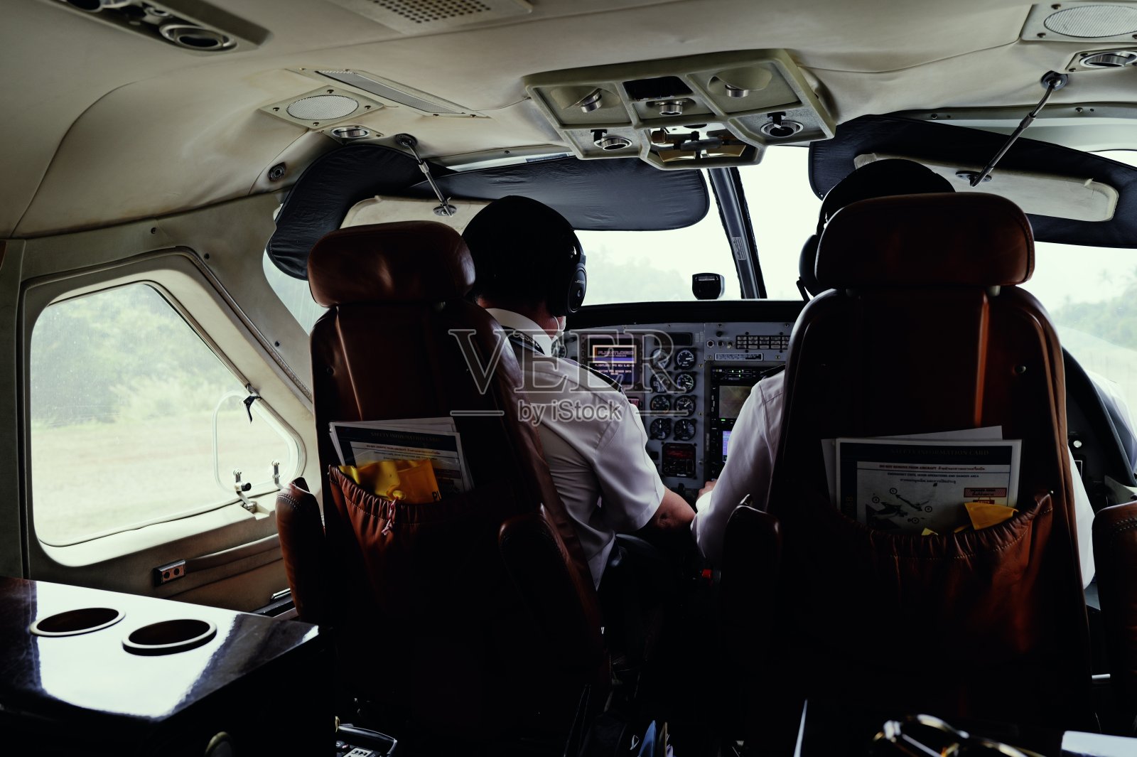 塞斯纳房车接送客人照片摄影图片