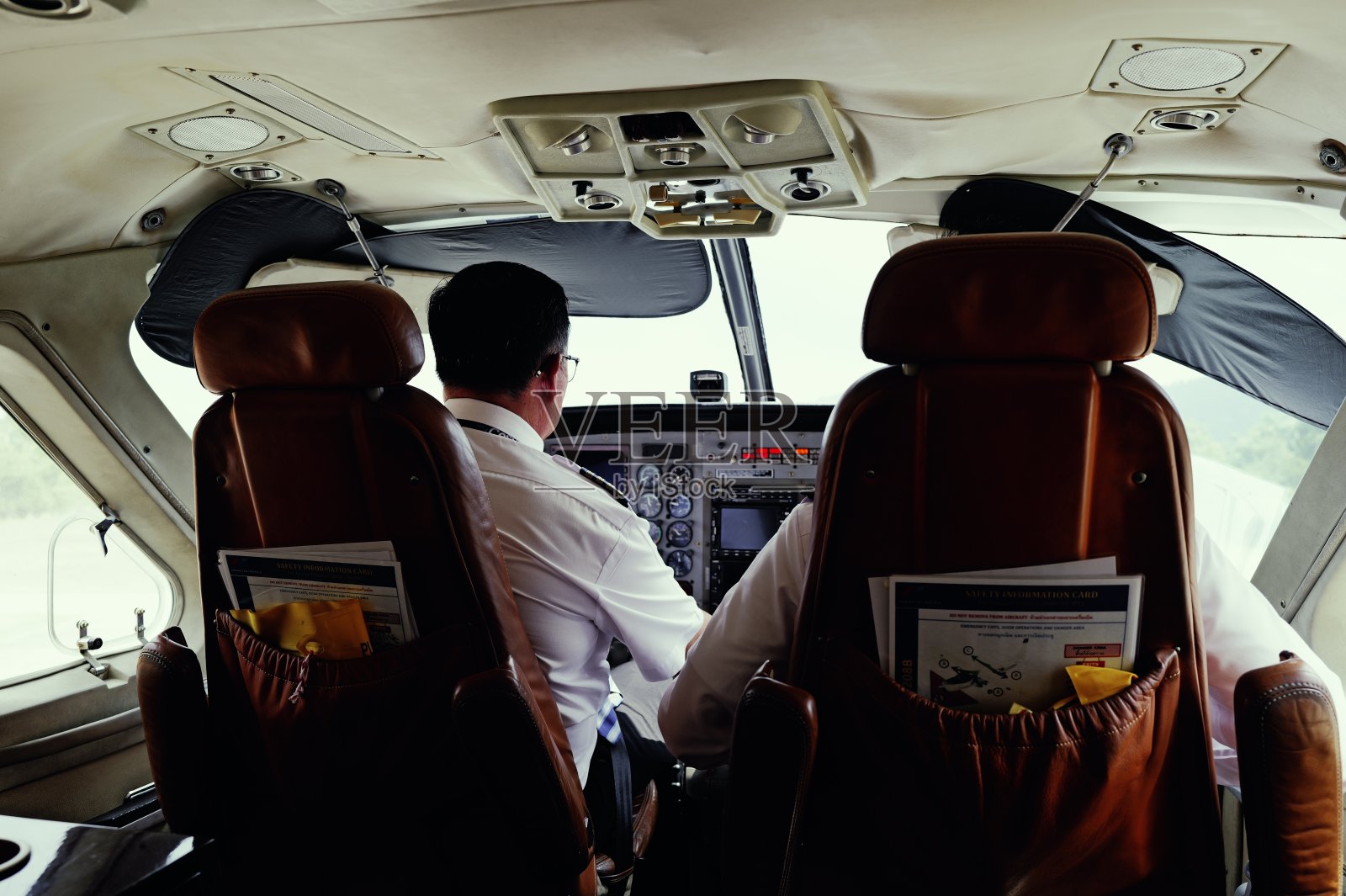 塞斯纳房车接送客人照片摄影图片