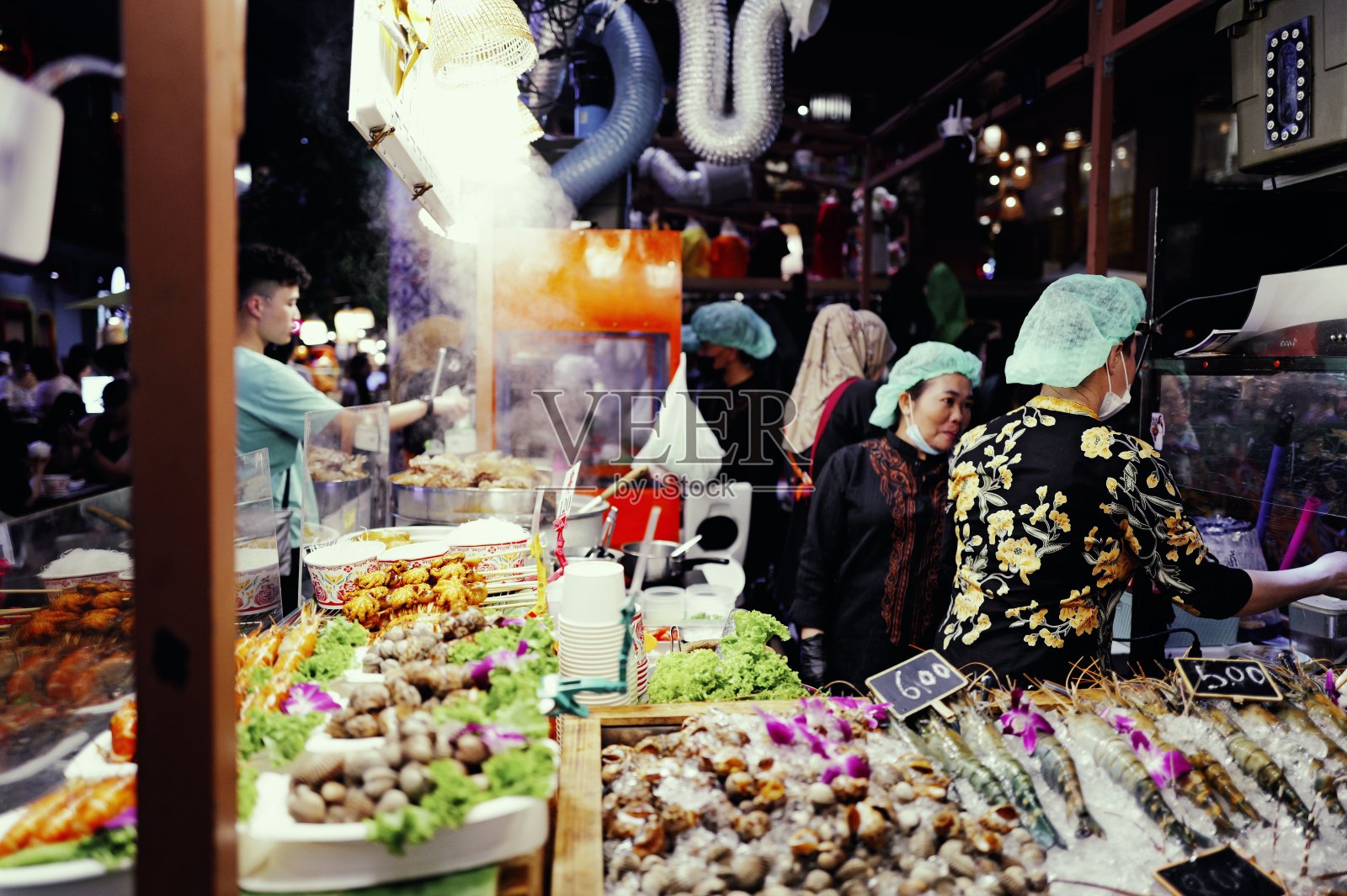 曼谷苏暹市场繁忙的夜晚照片摄影图片