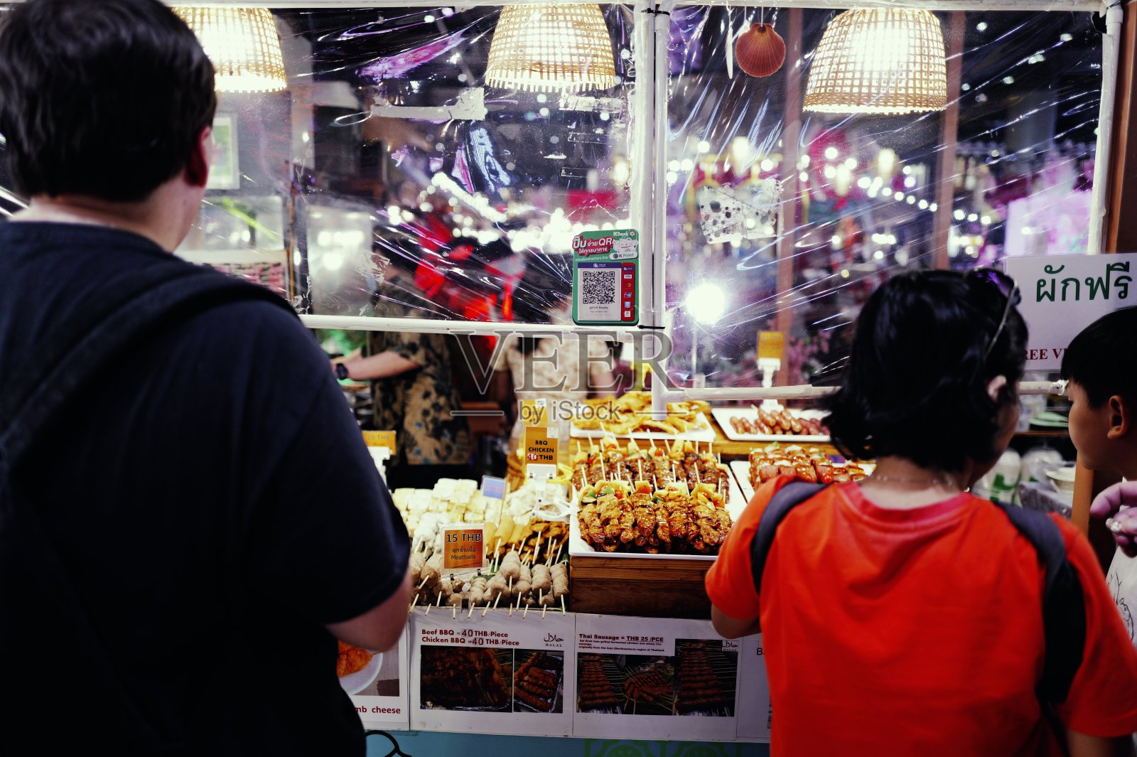 曼谷苏暹市场繁忙的夜晚照片摄影图片